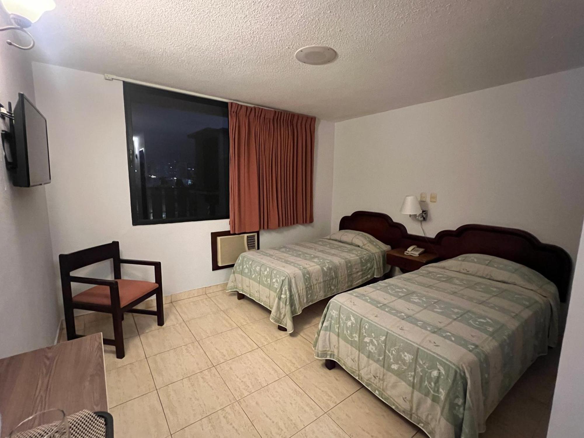 Quarto com 2 Camas de Solteiro