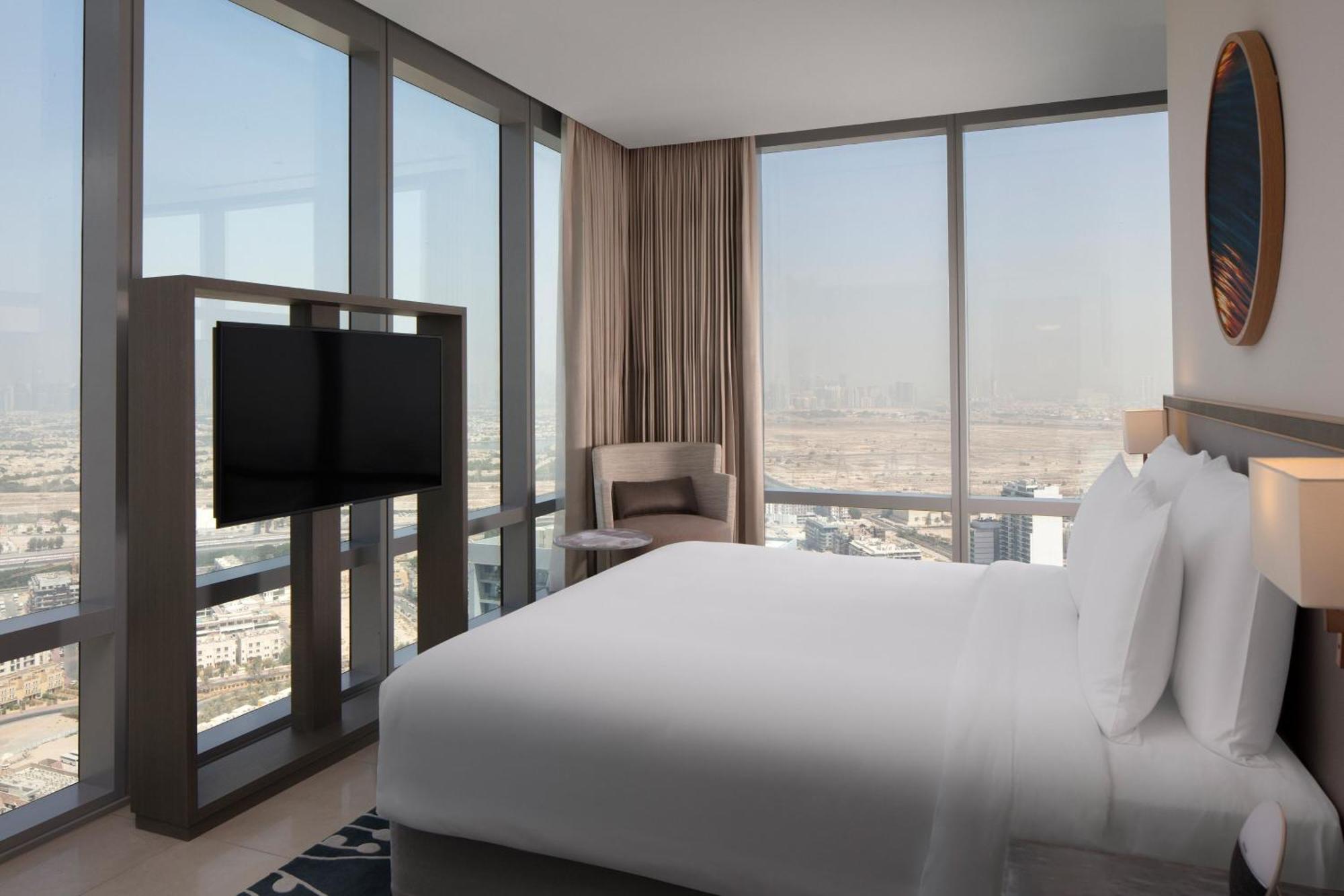 Horizon Suite with NEST Club Lounge and Soluna Beach Club Access