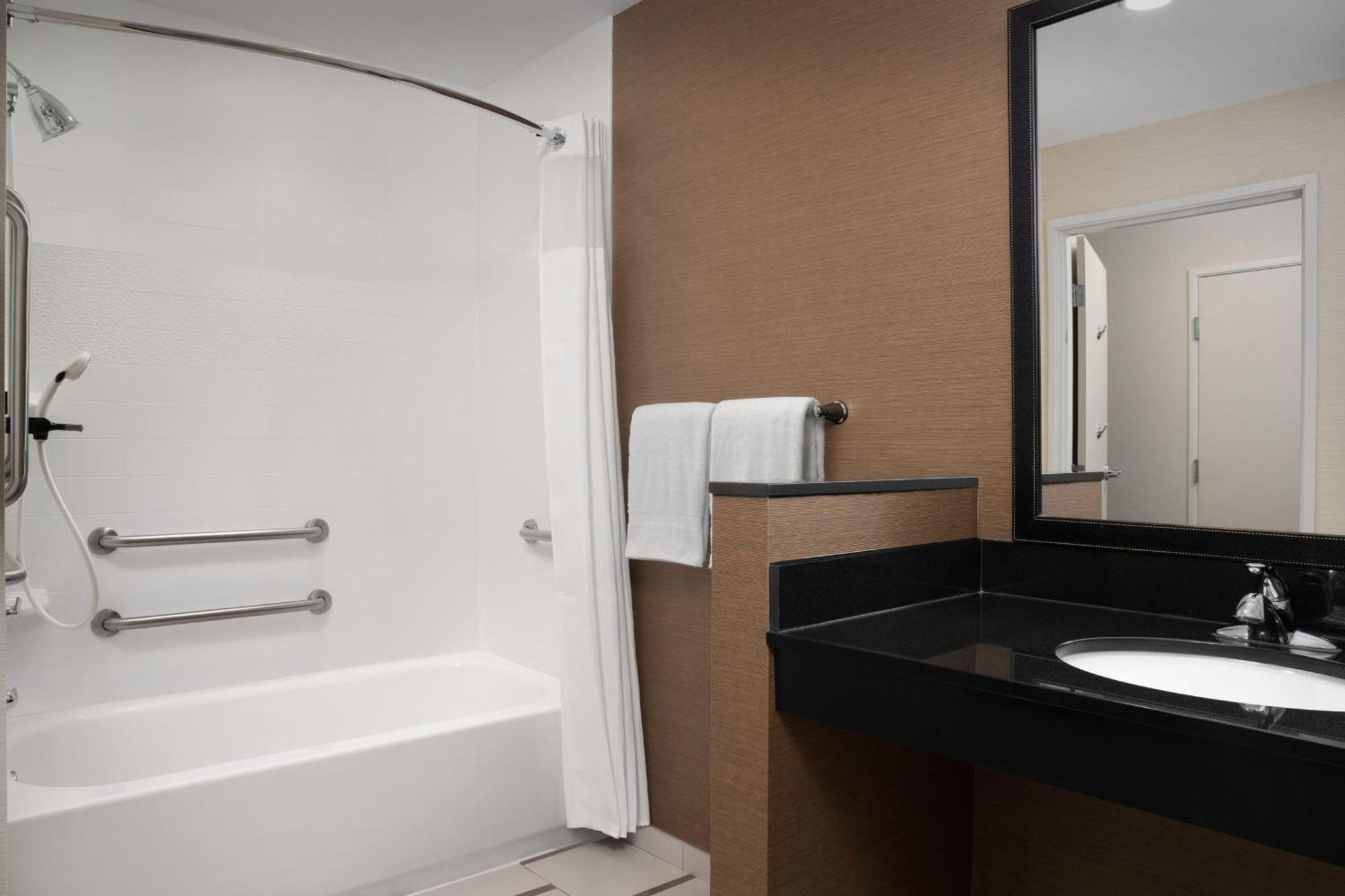 Queen Room with Two Queen Beds, Bathtub and Transfer Shower - Mobility Access