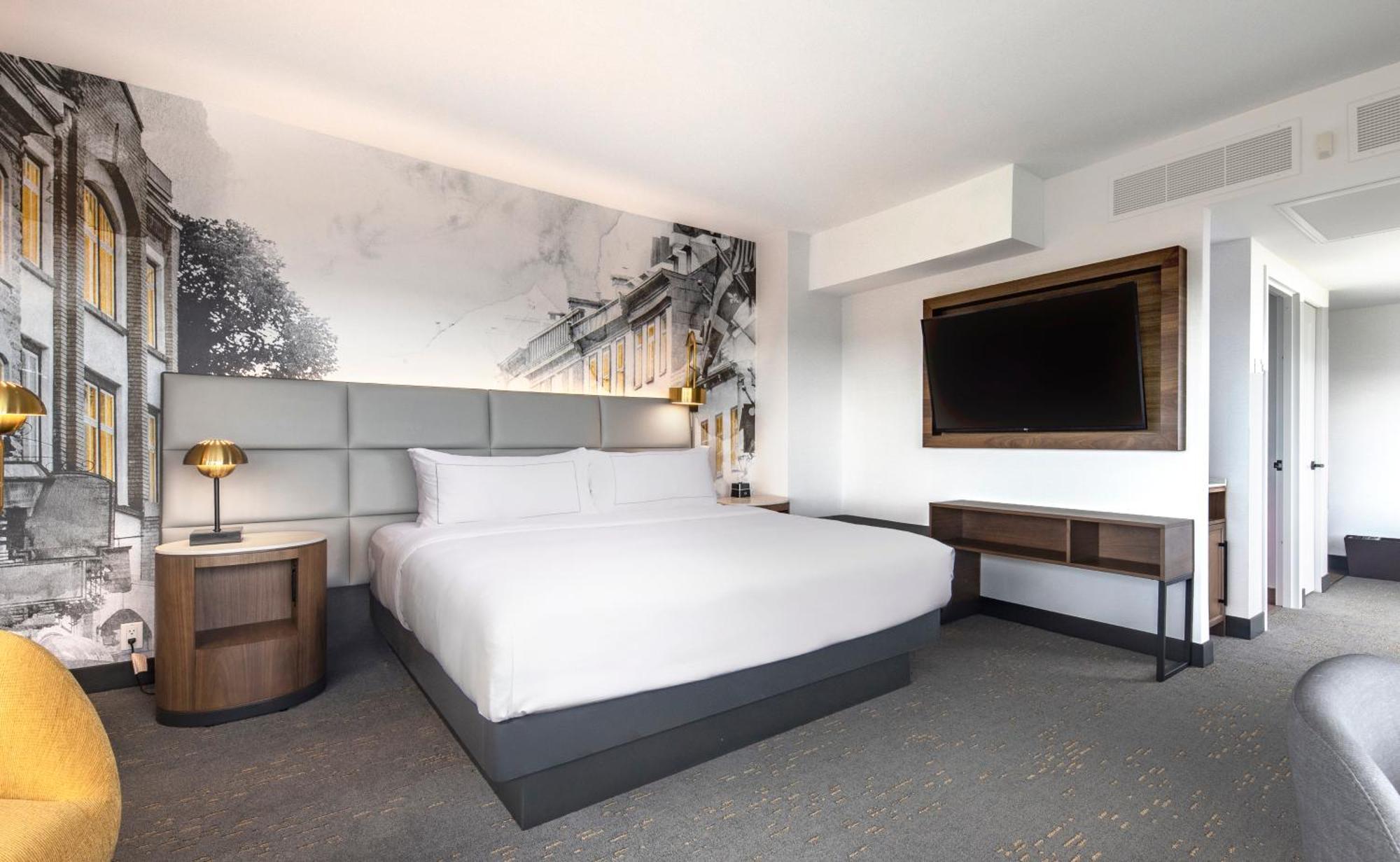 Deluxe Corner King Room with River View