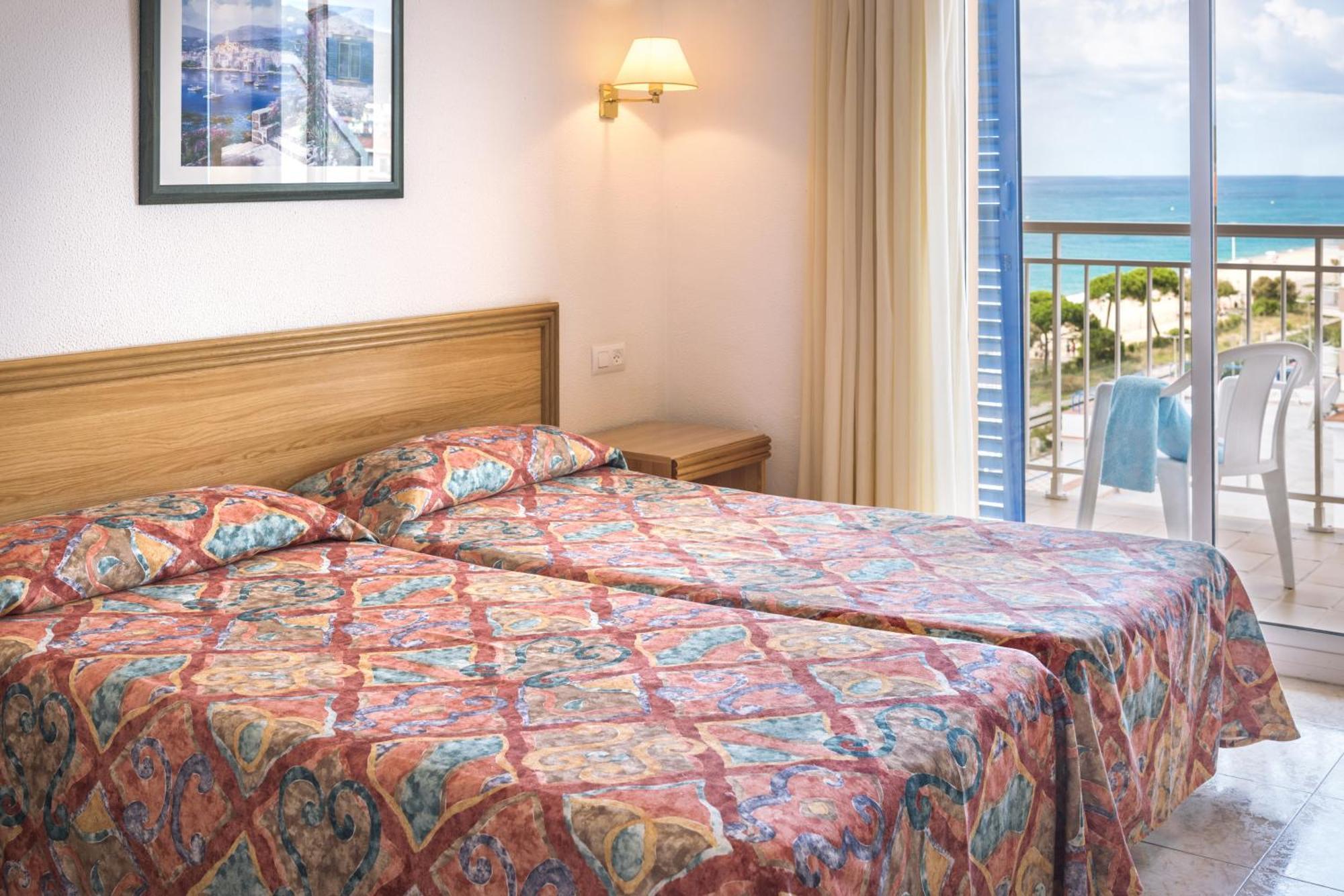 Habitación Cuádruple con vistas laterales al mar (2 adultos + 2 niños)