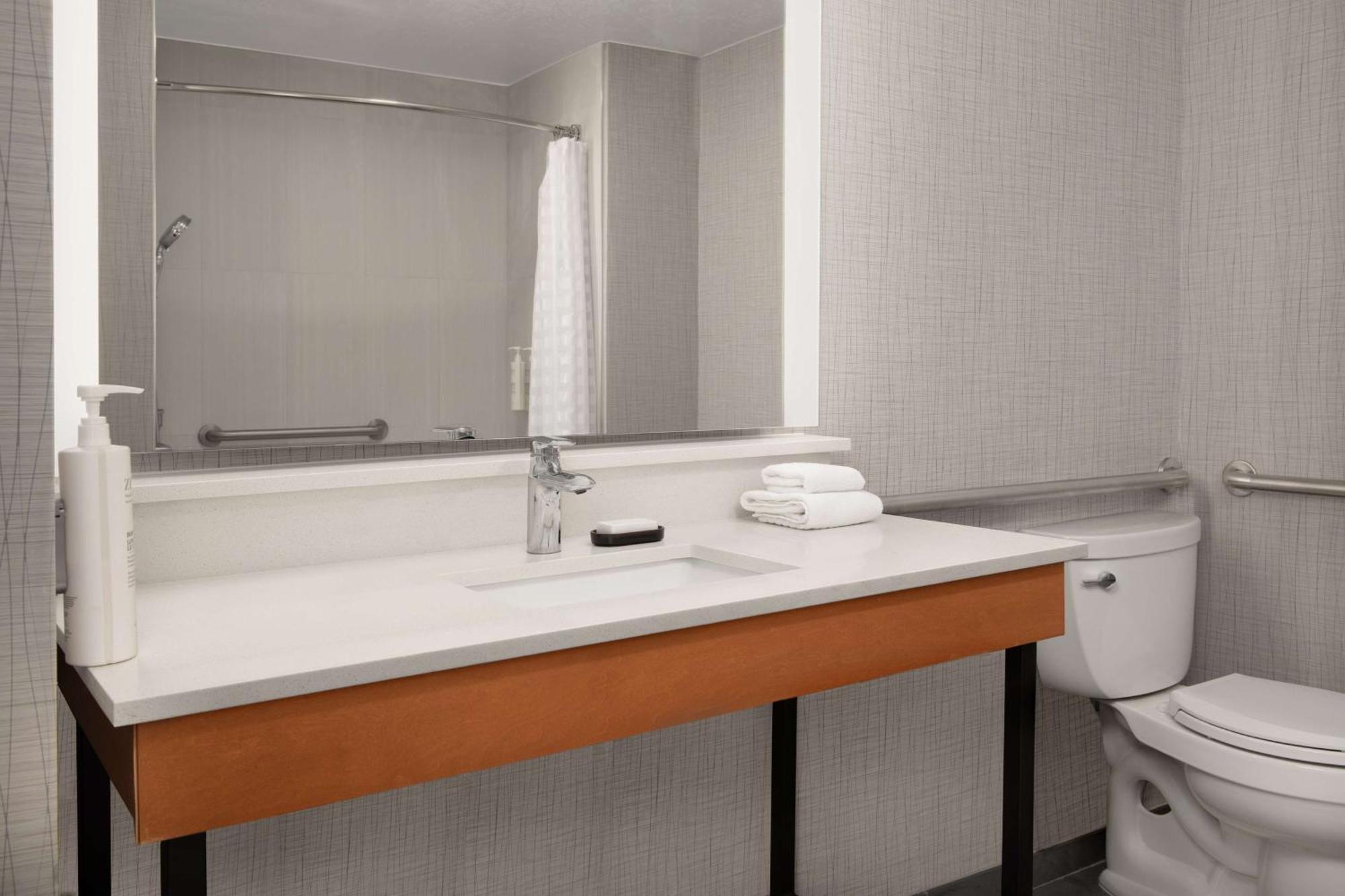 King Suite with Accessible Tub - Mobility and Hearing Access/Non-Smoking