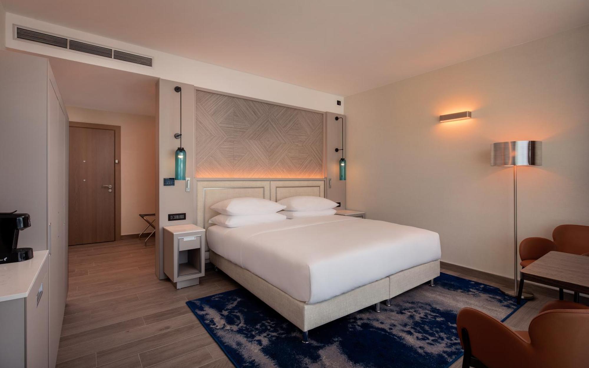 Zimmer mit Kingsize-Bett, Balkon und Meerblick