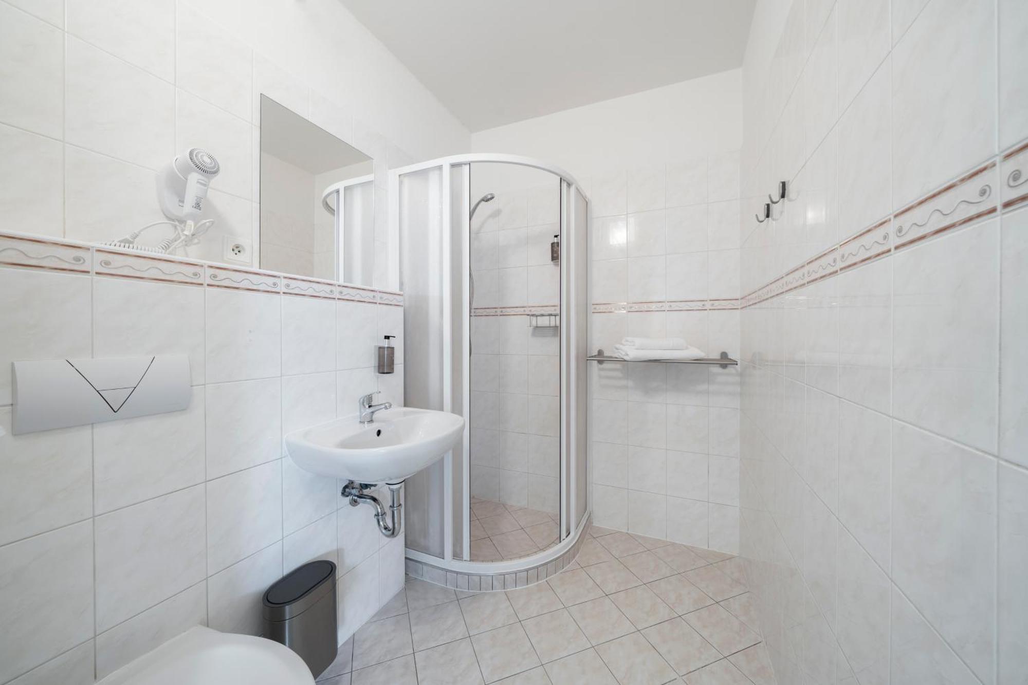 Deze driepersoonskamer heeft een gedeelde badkamer.