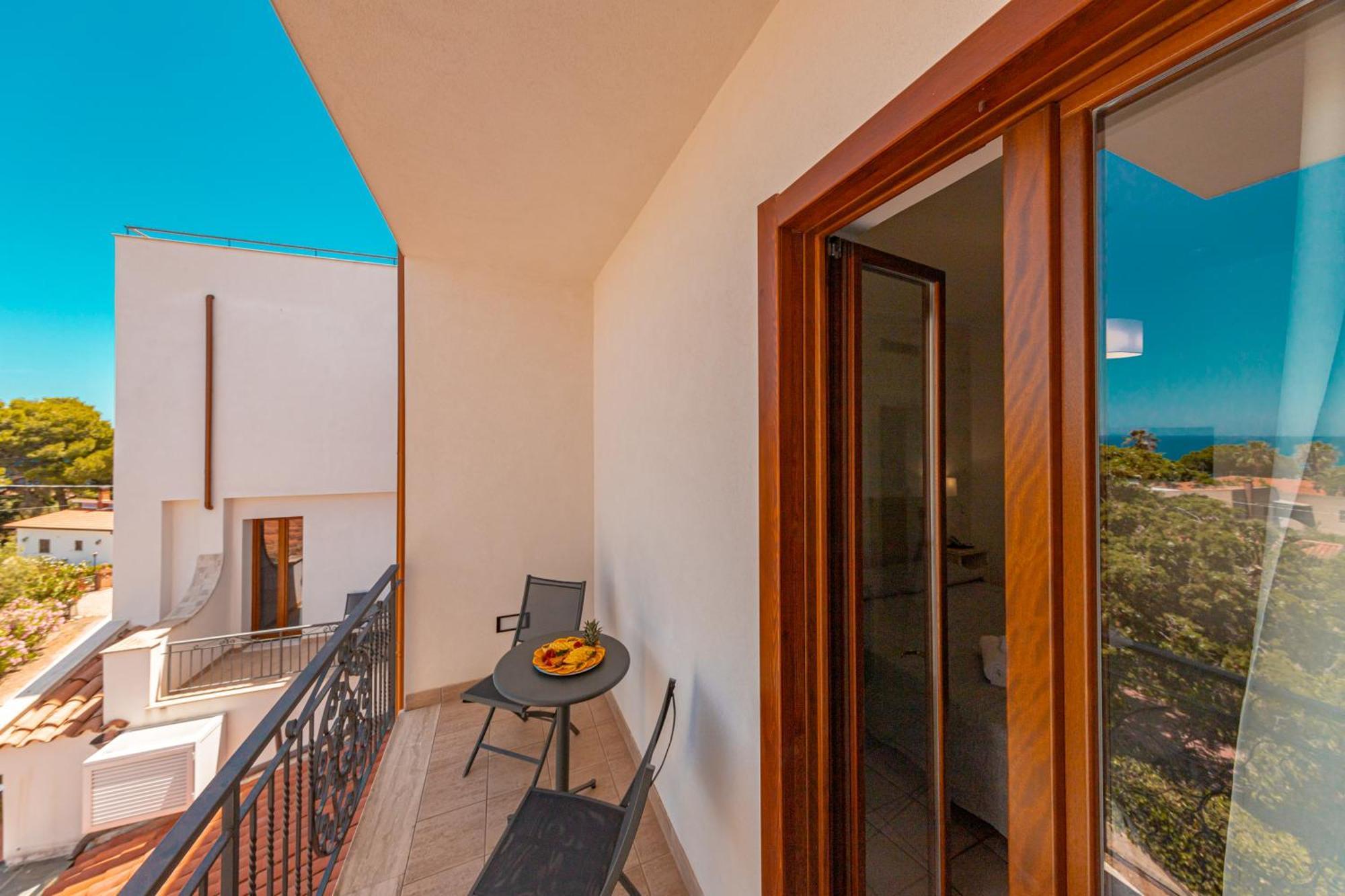 Double or Twin Room Sea View