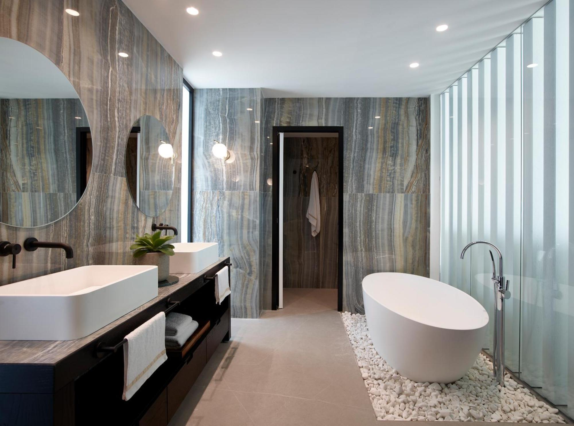 Master Suite met Bubbelbad Buiten en Uitzicht op Zee