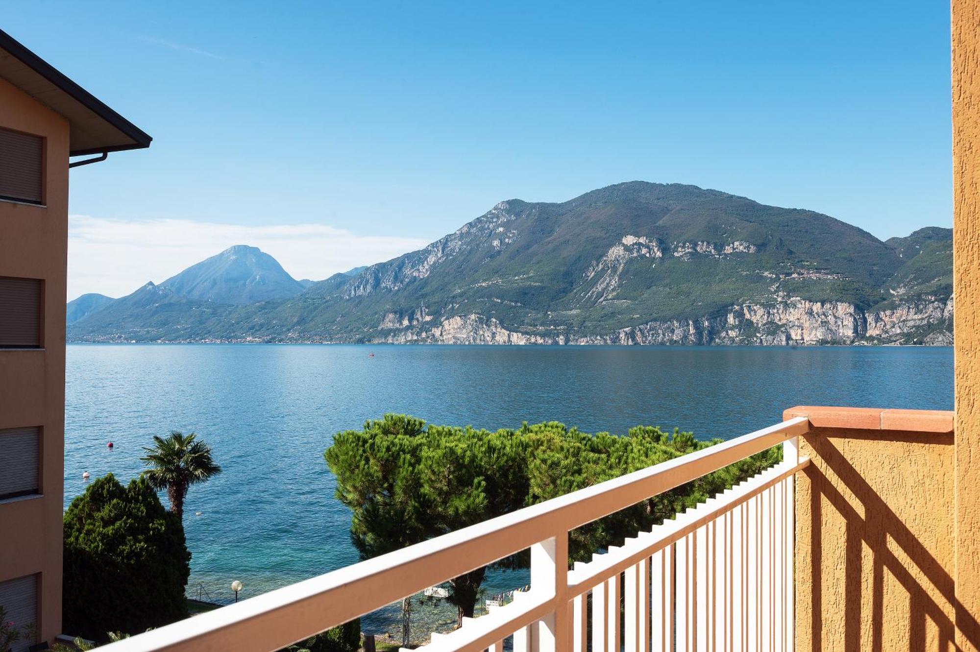 Camera Matrimoniale/Doppia con Letti Singoli con Vista Lago Parziale