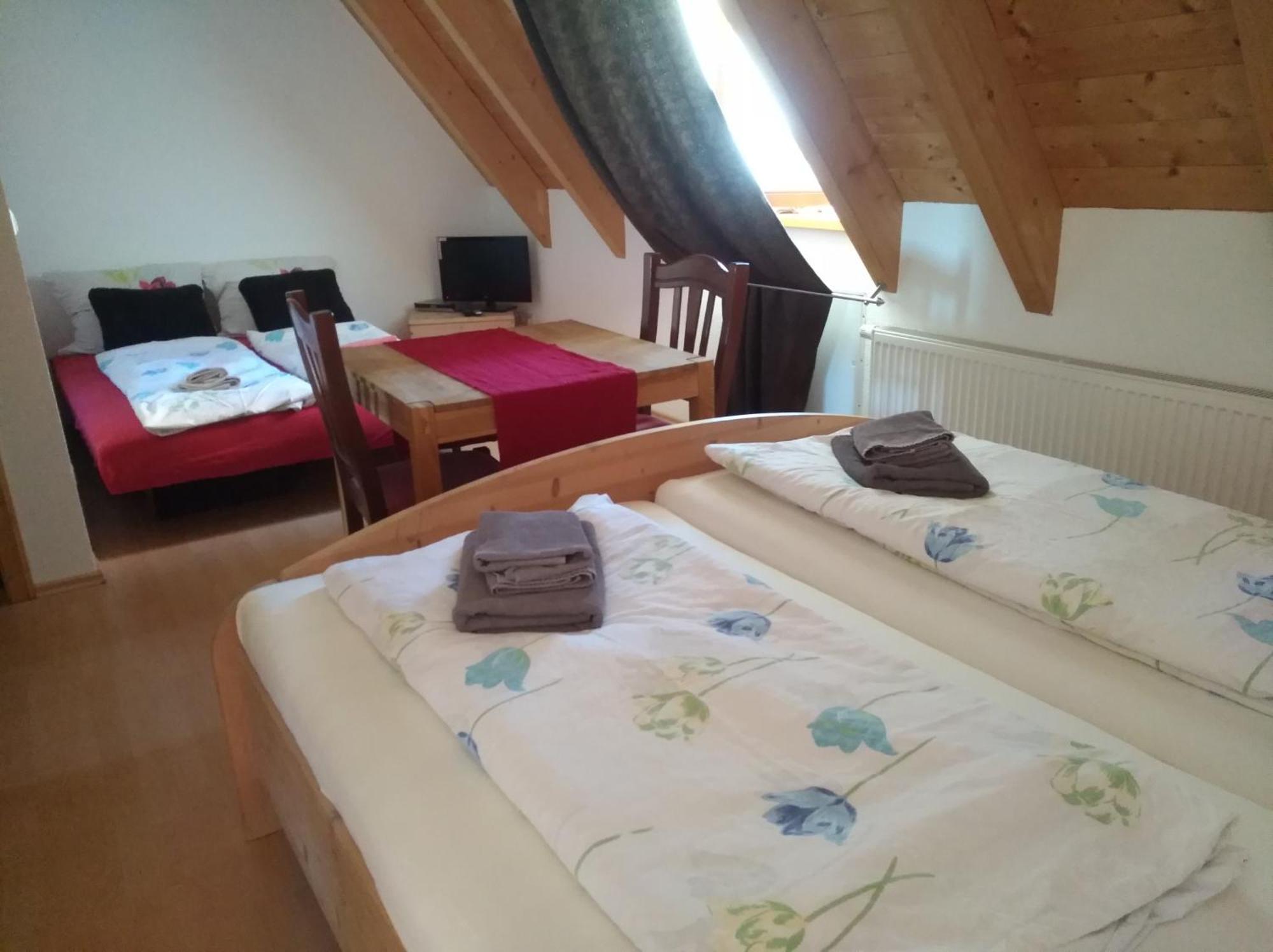 Vierbettzimmer mit Dusche