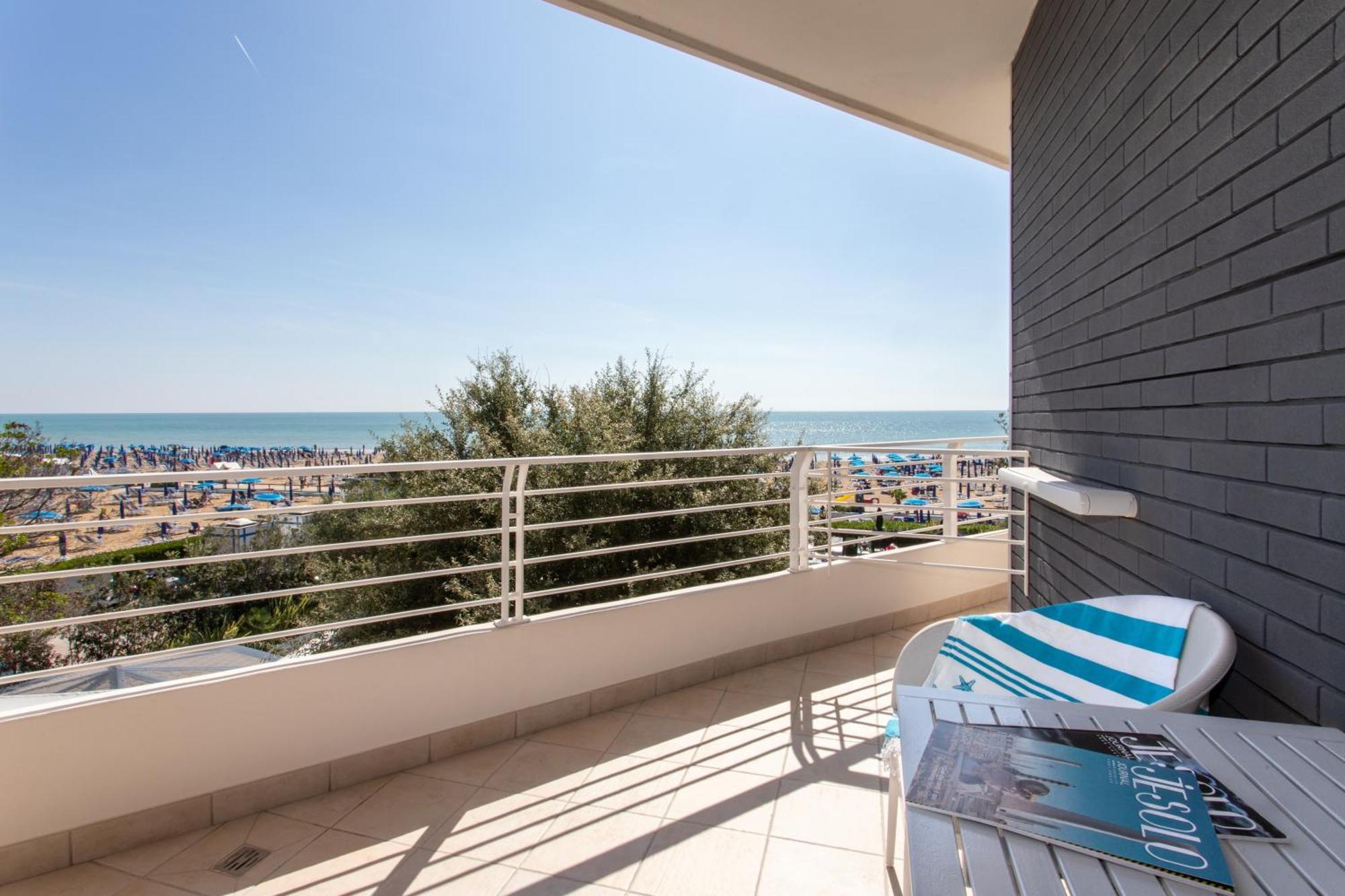 Klassisches Dreibettzimmer mit Meer- und Poolblick