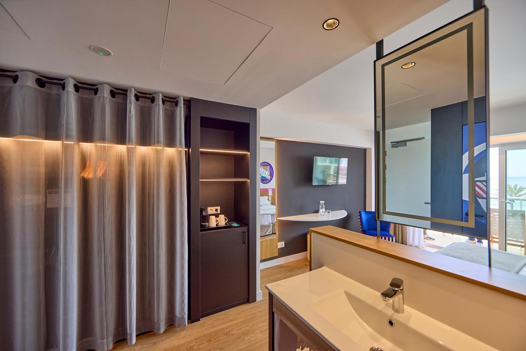 Doppelzimmer mit Balkon und Meerblick