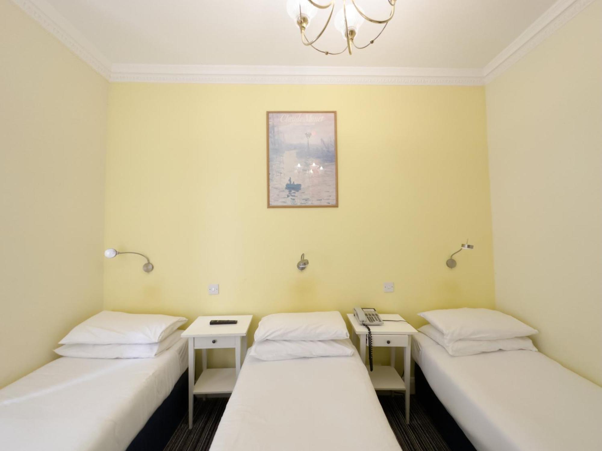 Dreibettzimmer mit eigenem Bad