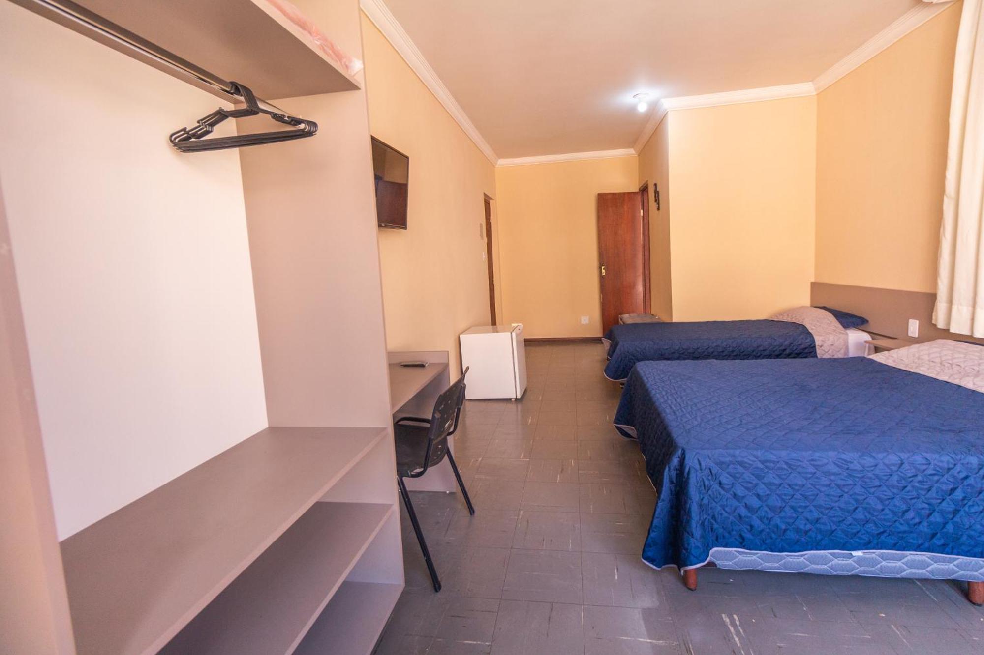 Quarto Grande com Cama de Casal ou 2 de Solteiro