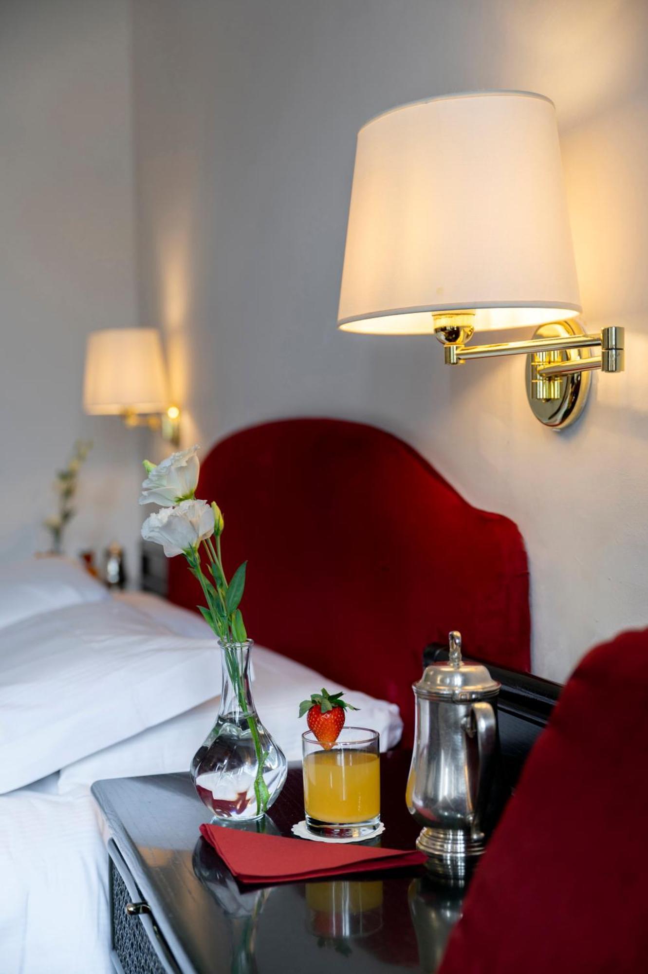 Doppel- oder Zweibettzimmer