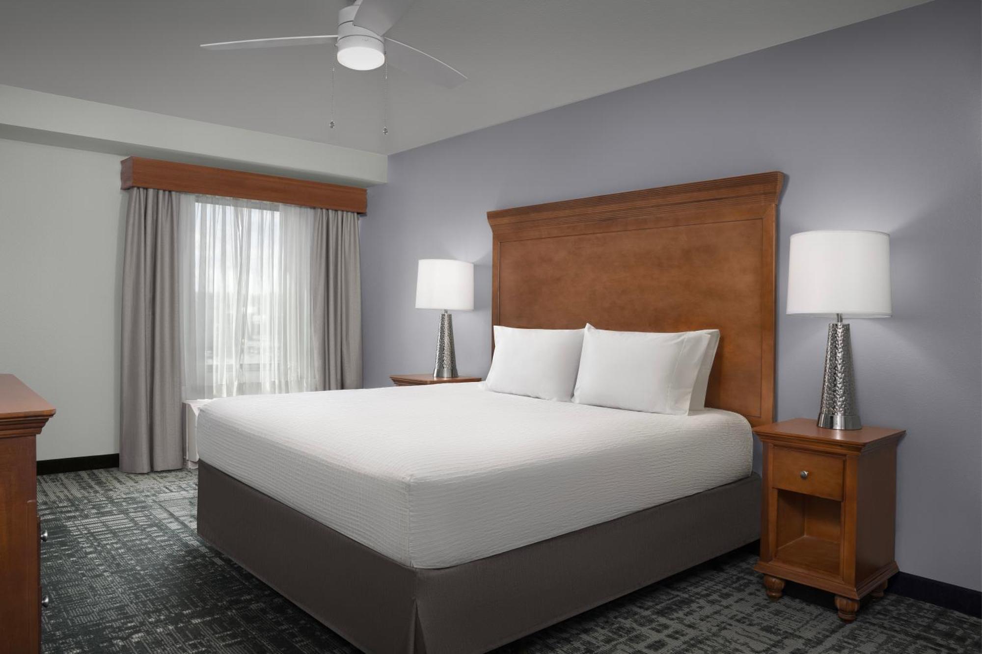 King Suite with Accessible Tub - Mobility and Hearing Access/Non-Smoking