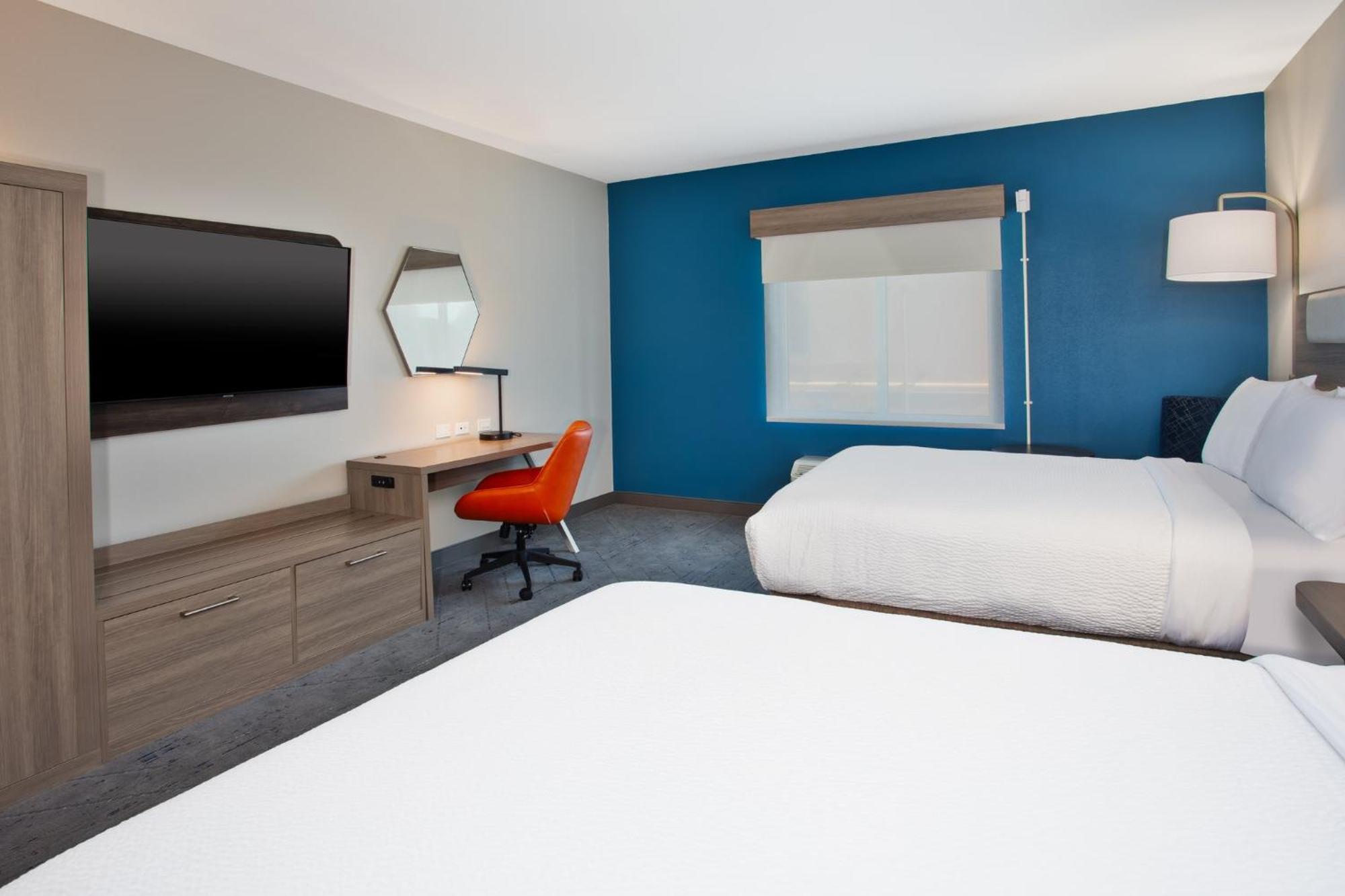 Queen Room with Two Queen Beds - Mobility Access Tub/Non-Smoking