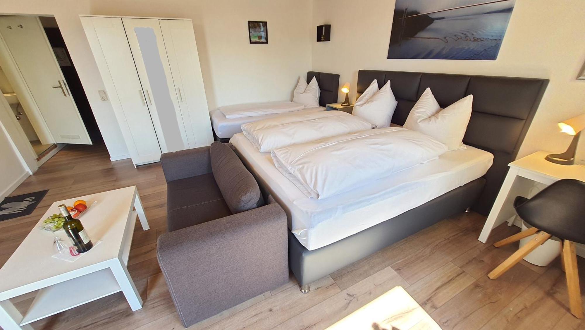 Zimmer mit Queensize-Bett und Balkon