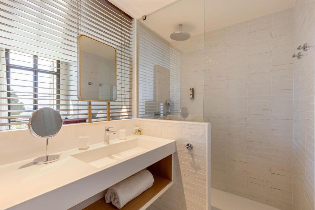 Chambre Lit King-Size Supérieure avec Balcon - Vue sur Plage