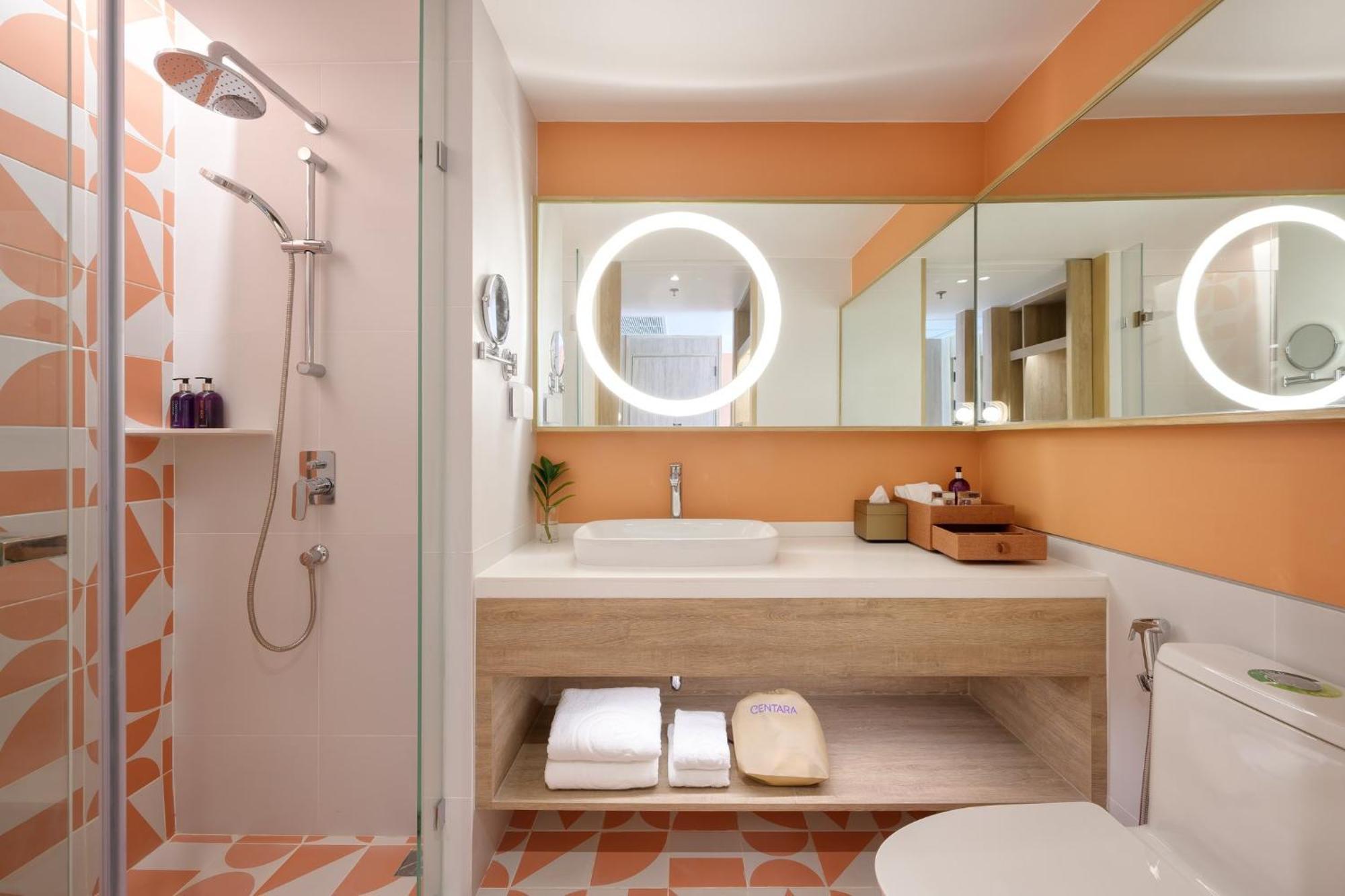 Deluxe Kamer met Kingsize Bed en Uitzicht op het Zwembad