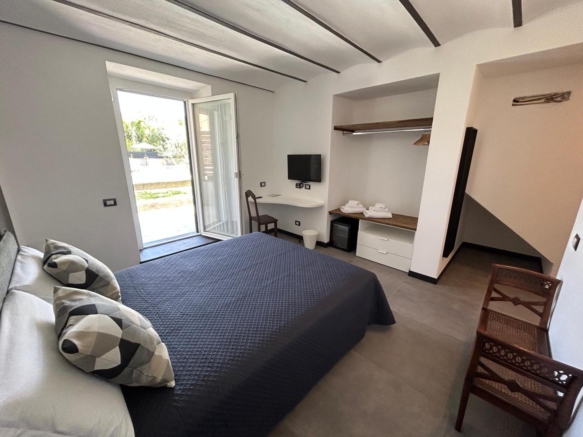 Chambre Lit Queen-Size - Vue sur Piscine