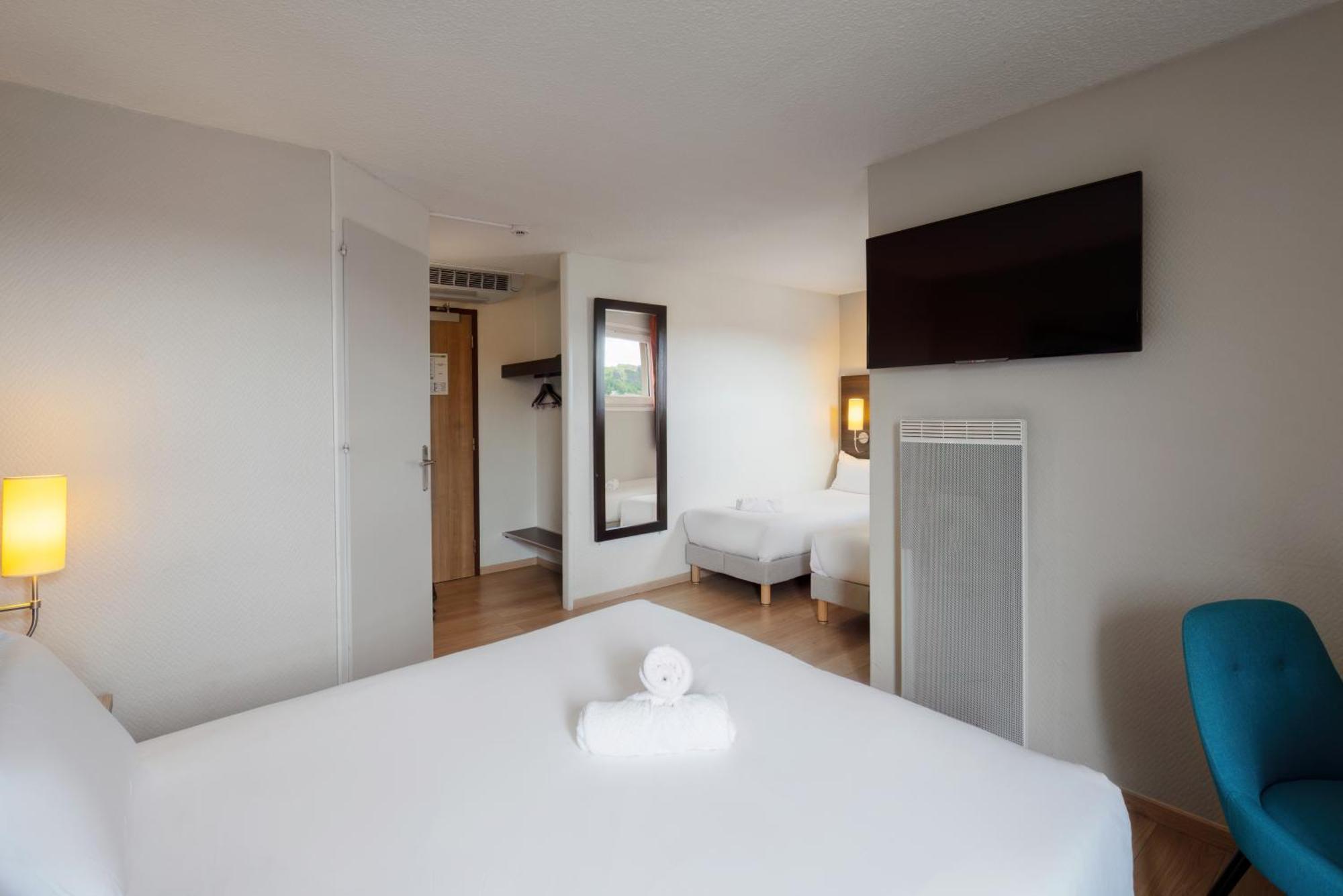 Chambre Quadruple avec 1 Lit Double et 2 Lits Simples