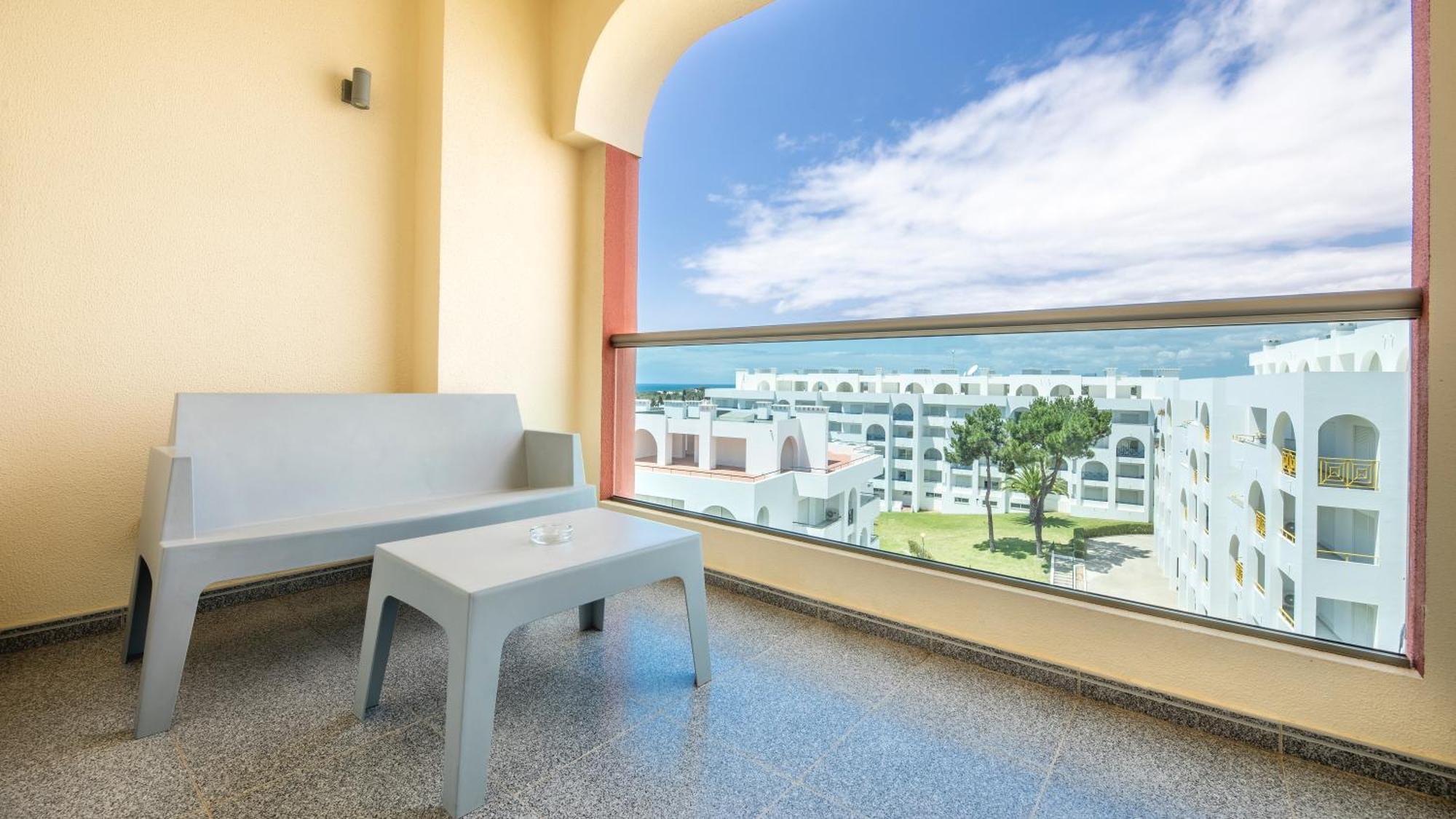 Hébergement Familial - Vue Latérale sur Mer (2 Adultes + 3 Enfants jusqu'à 11 ans)