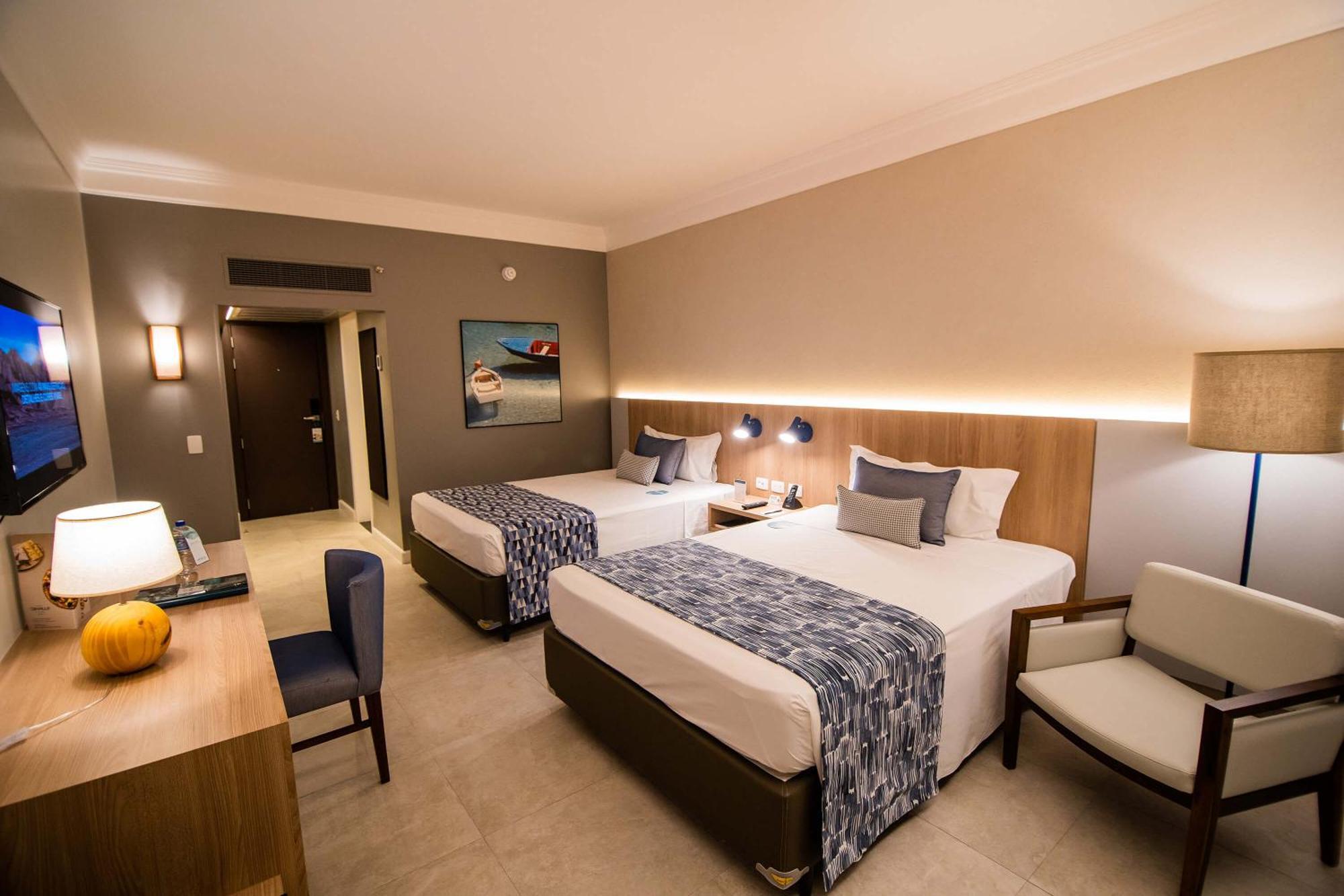 Quarto Premium com 2 Camas de Casal e Vista do Mar