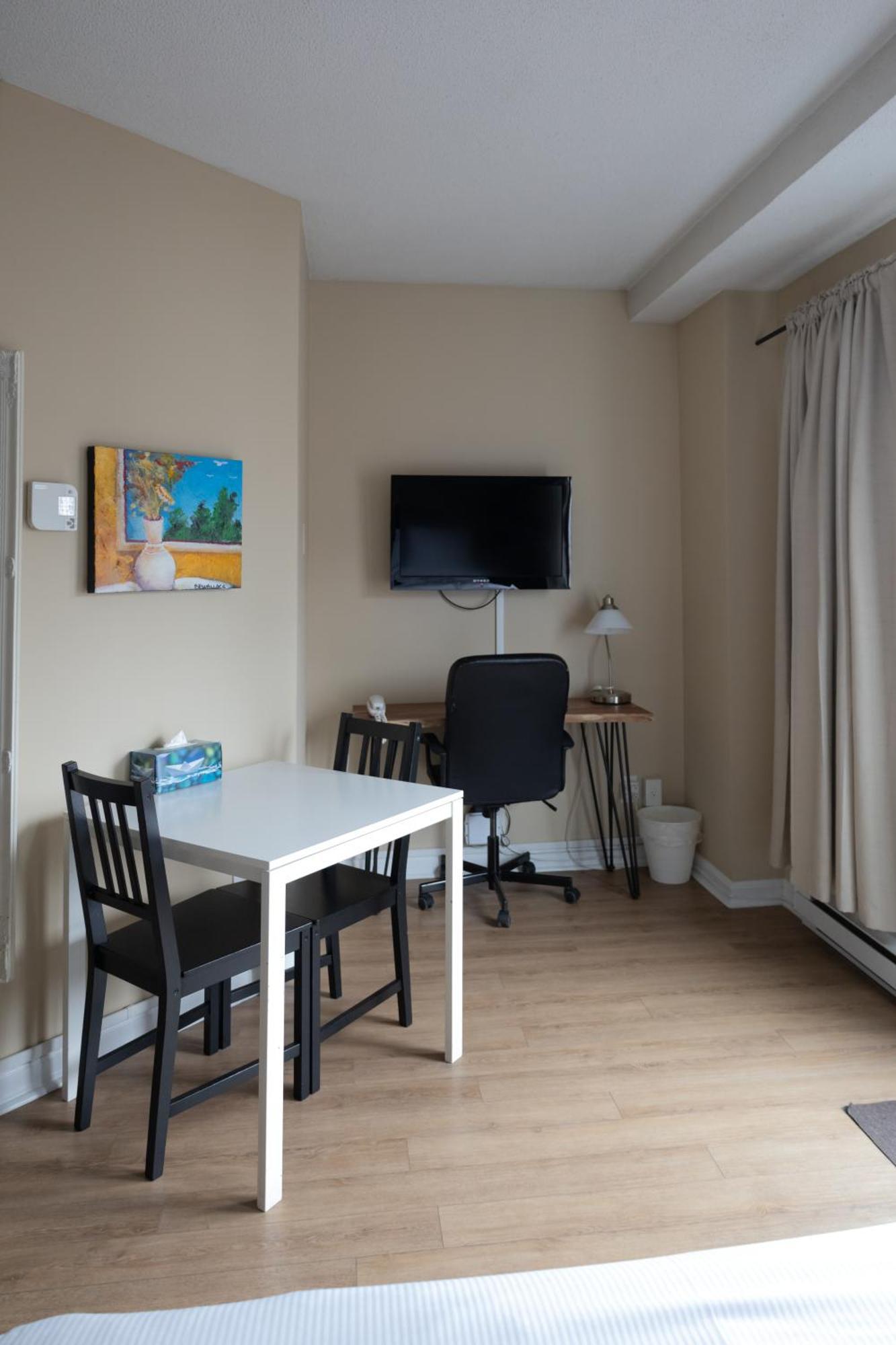 Zimmer mit Queensize-Bett und Balkon
