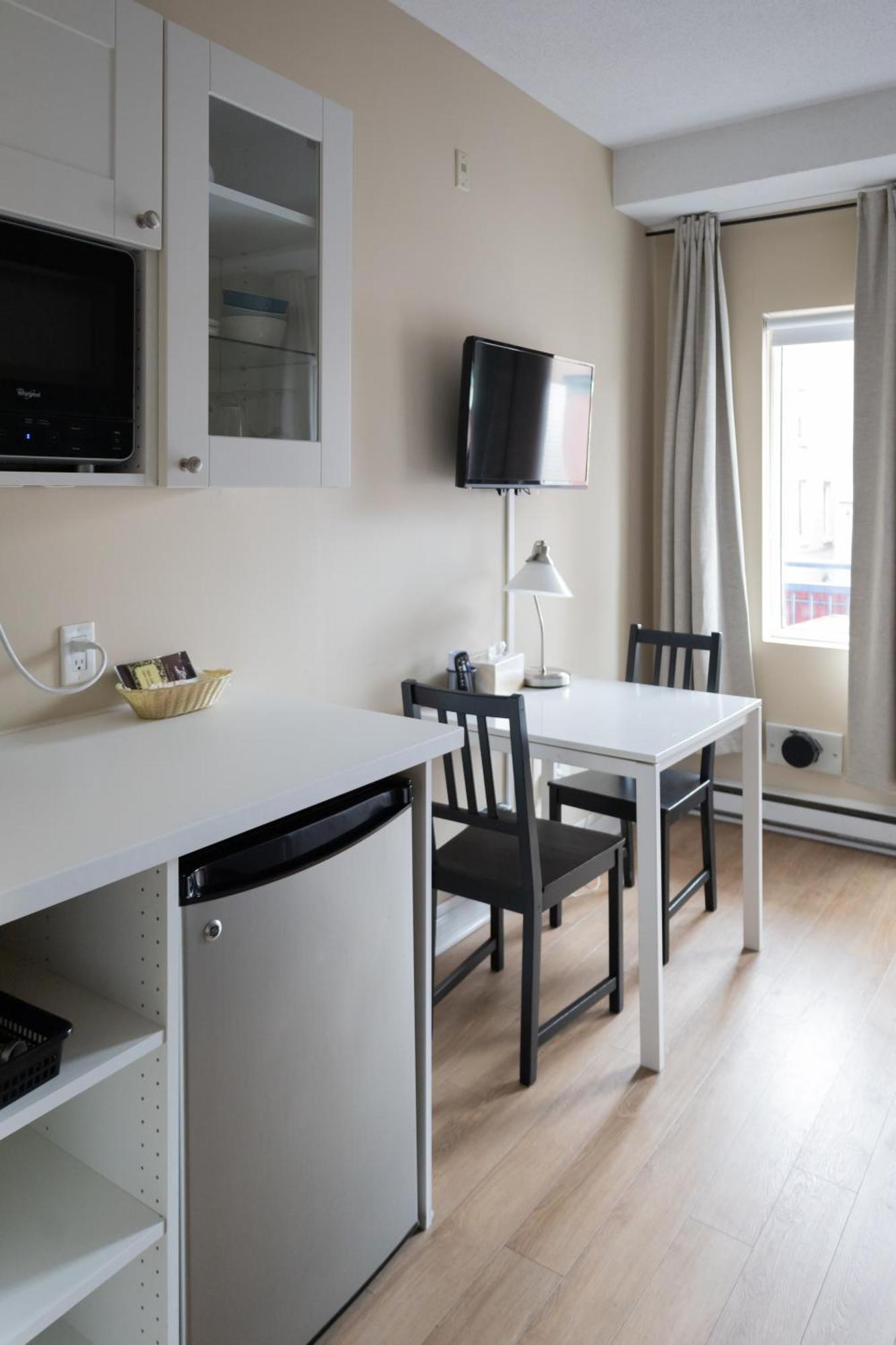 Zweibettzimmer mit Balkon