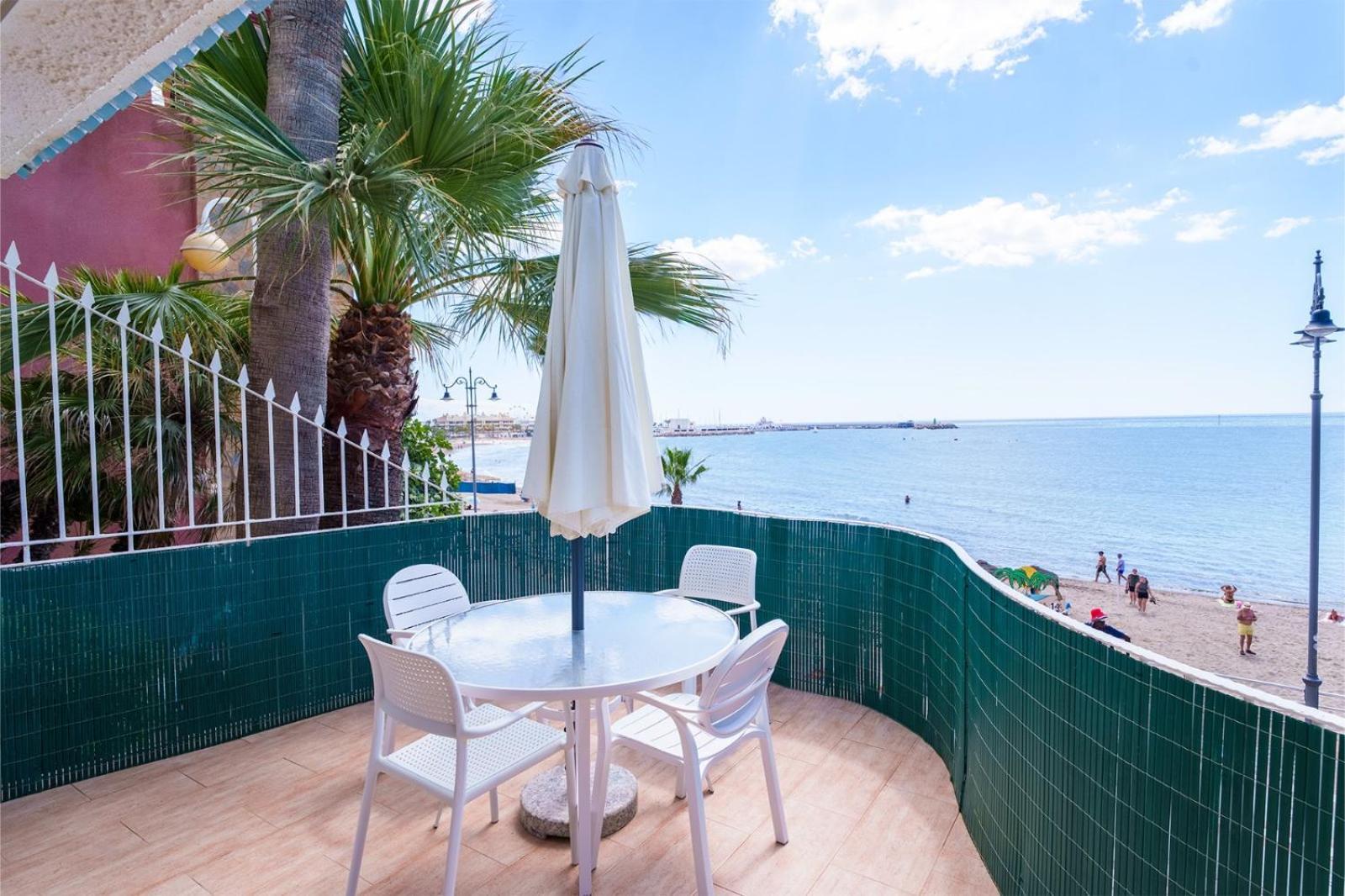 Appartement met 1 slaapkamer, een terras en uitzicht op zee.