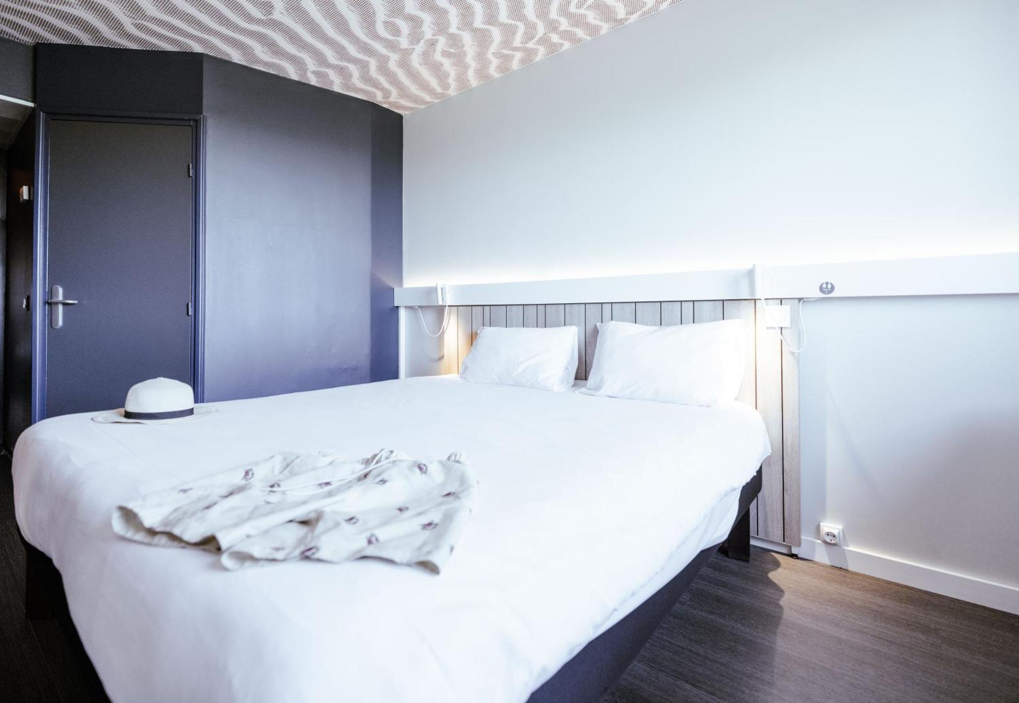 Standaardkamer met 1 Tweepersoonsbed en 2 Eenpersoonsbedden