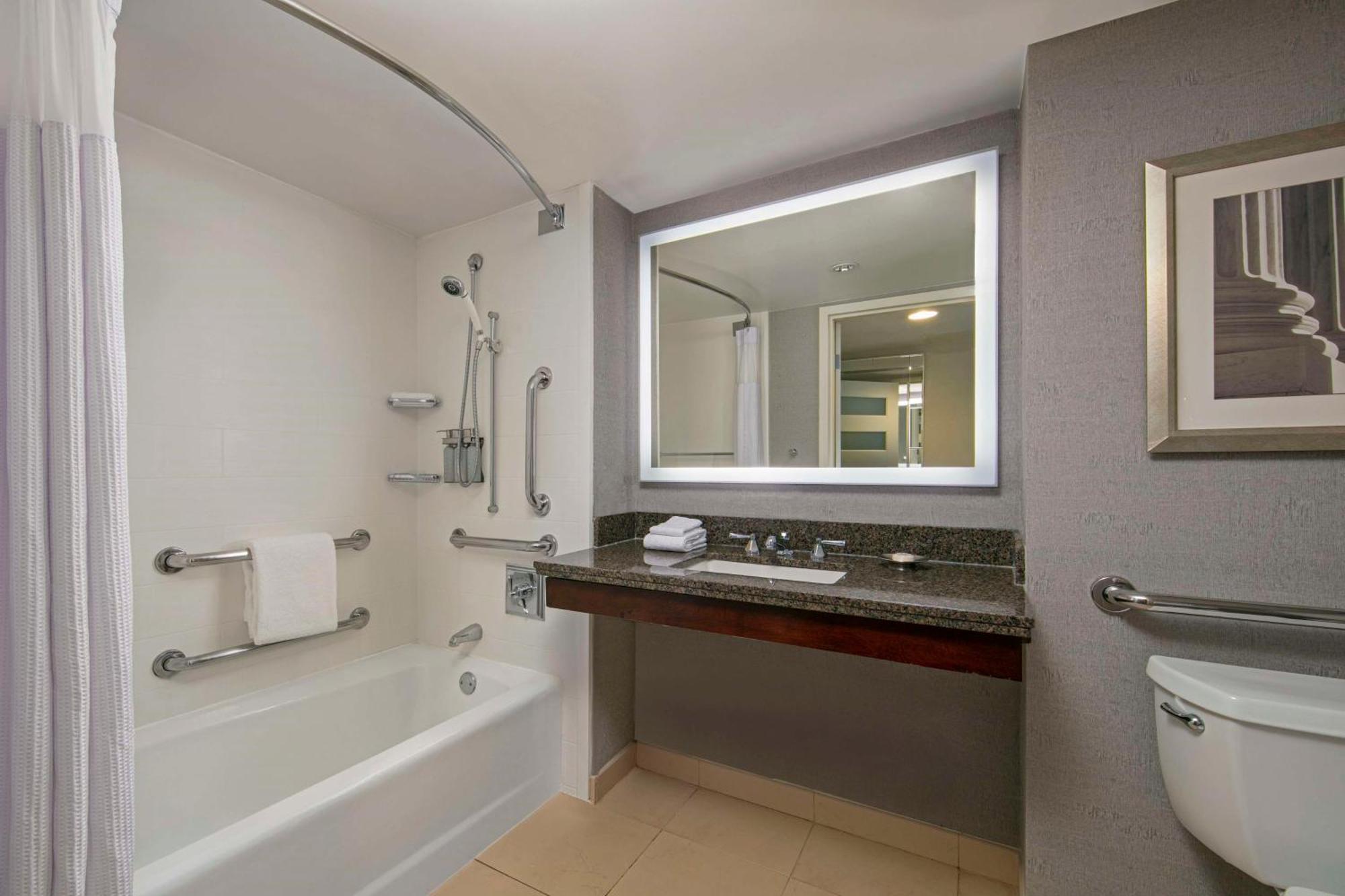 Deluxe Queen Room with Tub - Mobility/Hearing Accessible