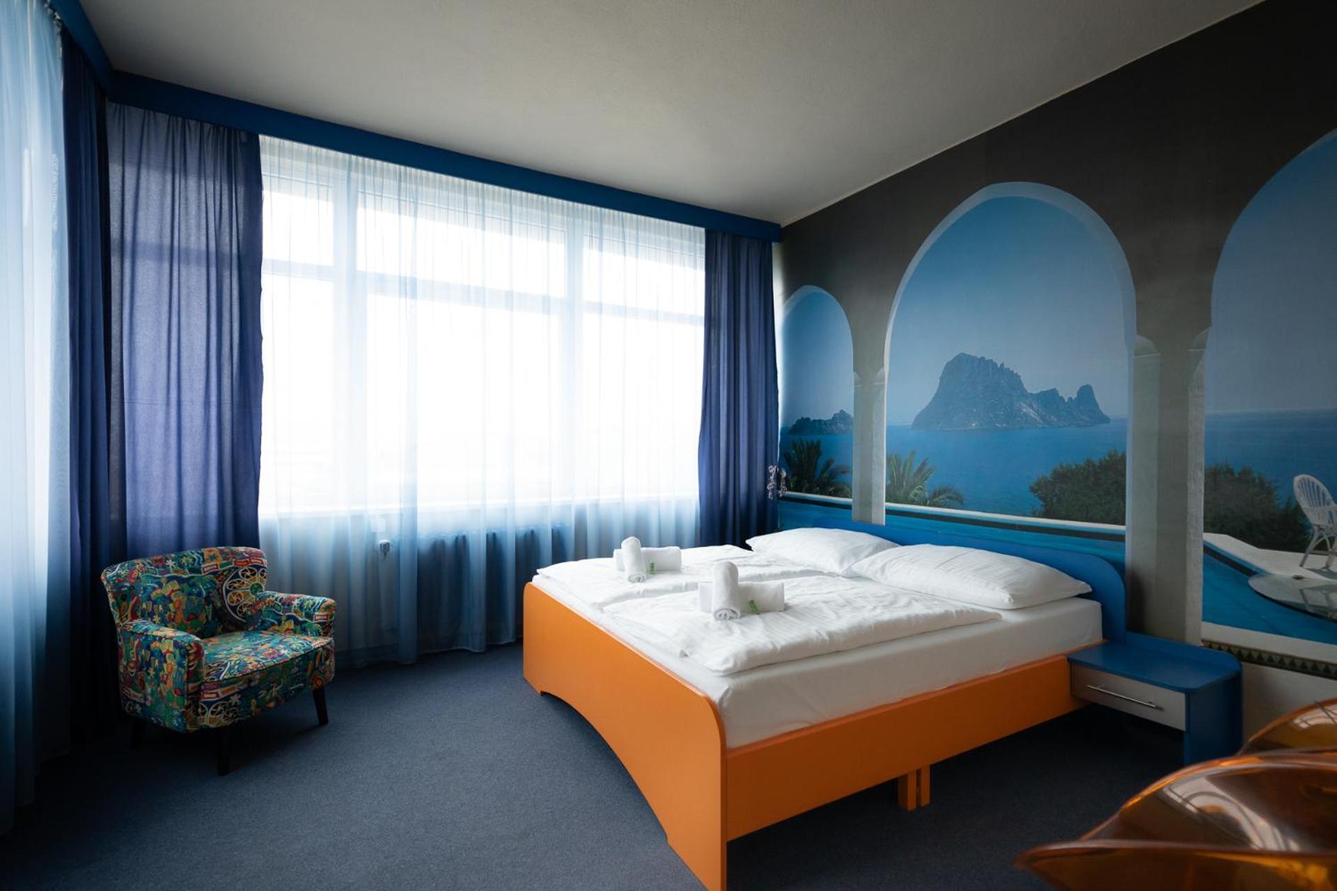 Doppel- oder Zweibettzimmer