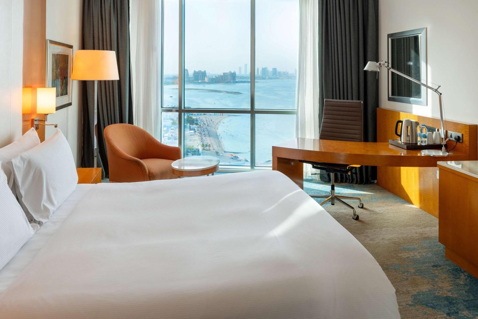 Zimmer mit Kingsize-Bett und Meerblick