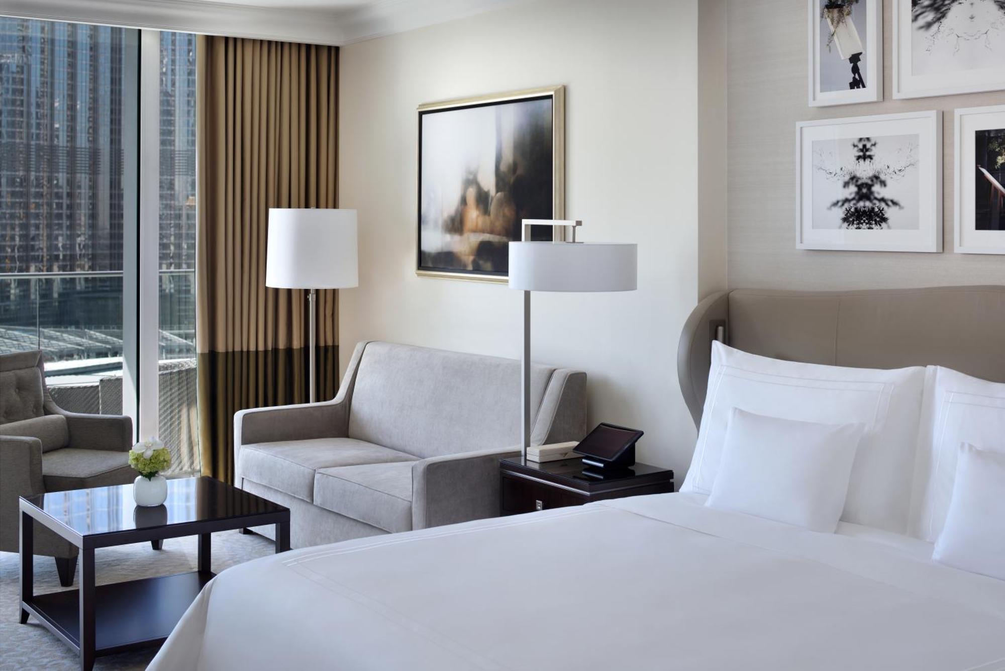 Grand Club Zimmer mit Kingsize-Bett und Blick auf das Burj