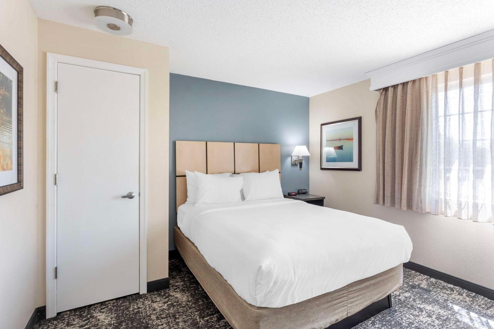 Queen Suite with Sofa Bed - Non-Smoking