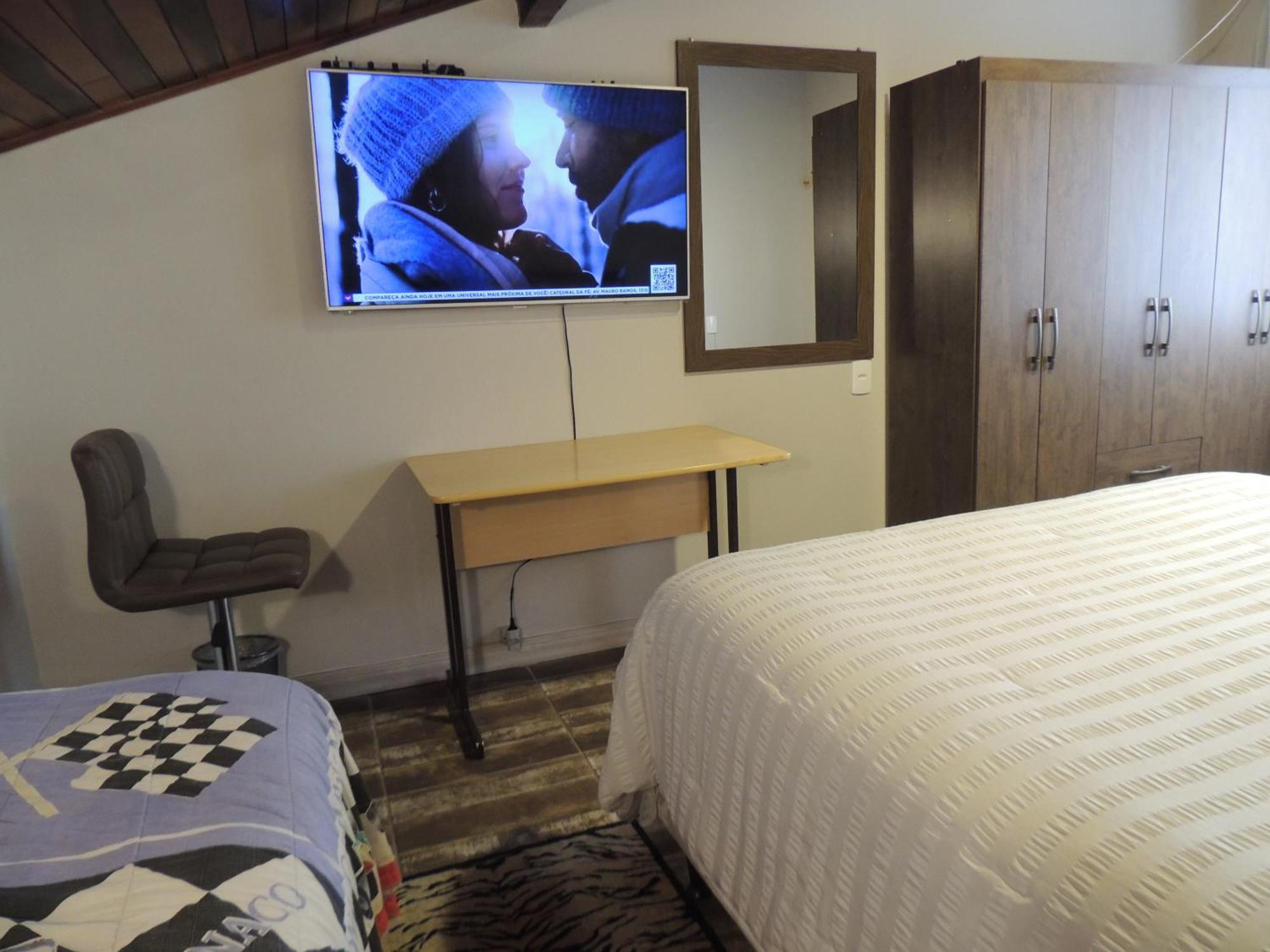 Quarto Triplo com Banheiro Compartilhado
