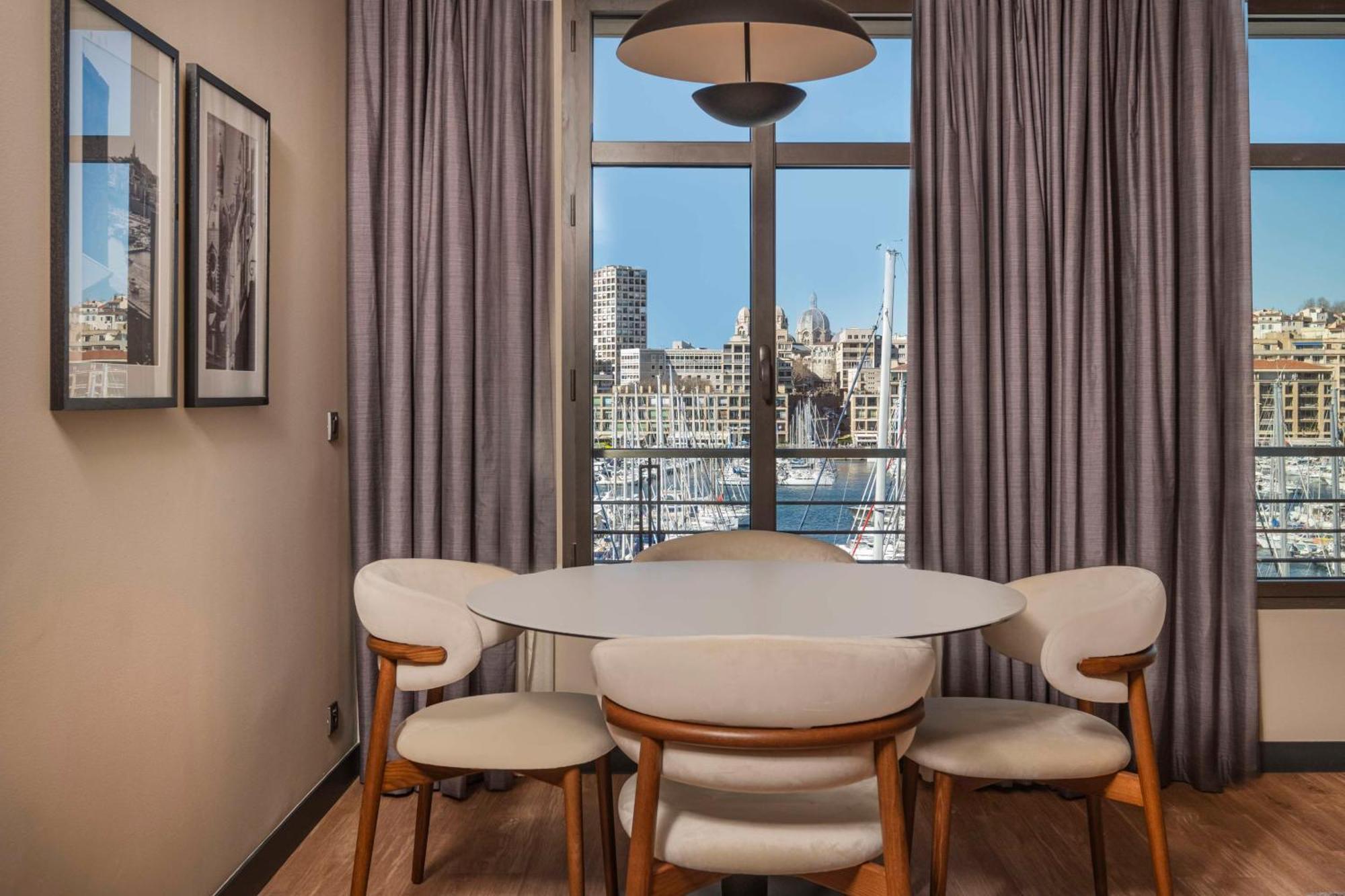 Suite con terraza y vistas al puerto