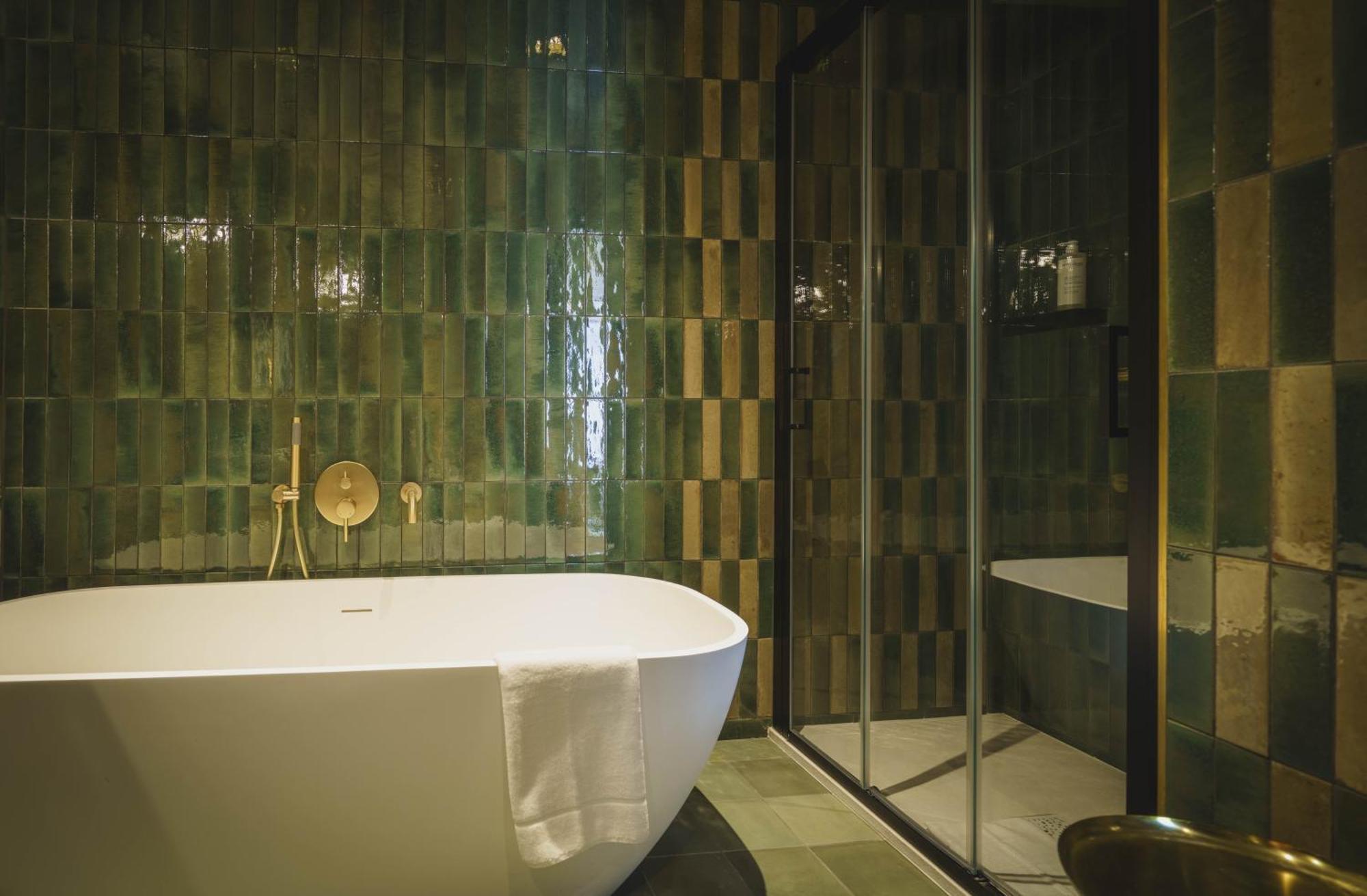Suite Junior con ducha y bañera