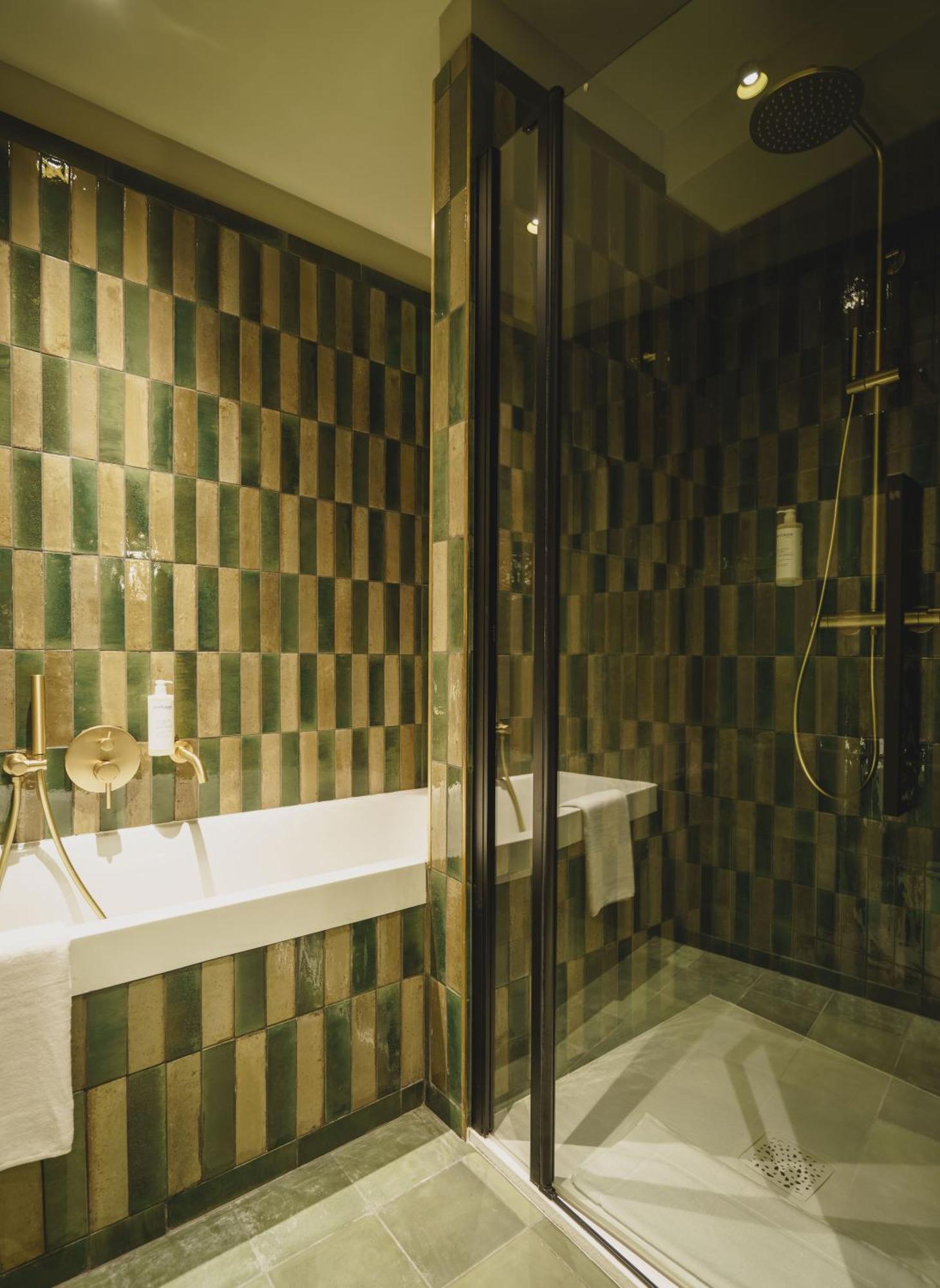 Suite Junior con ducha, bañera y balcón
