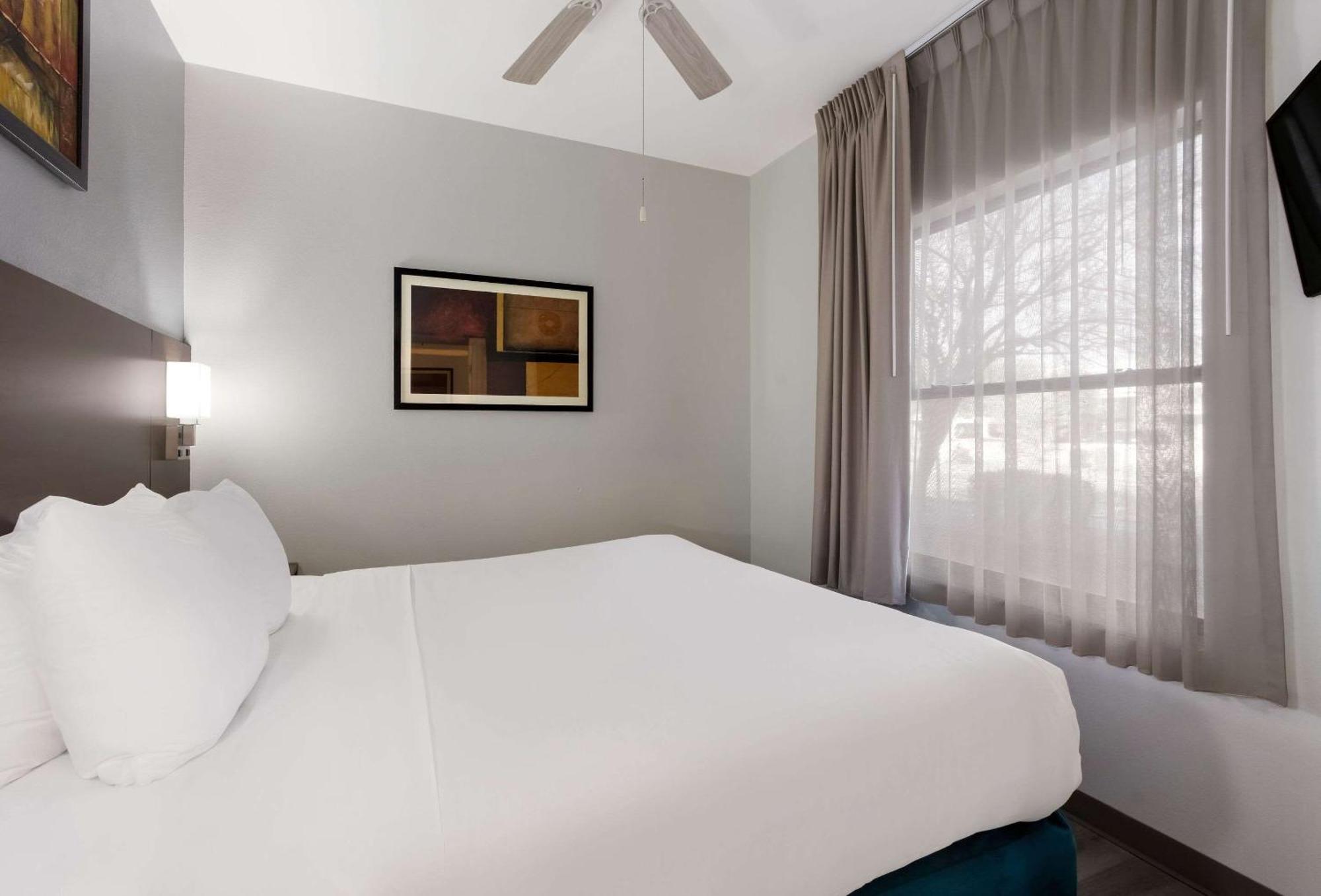 King Suite - Accessible/Non Smoking