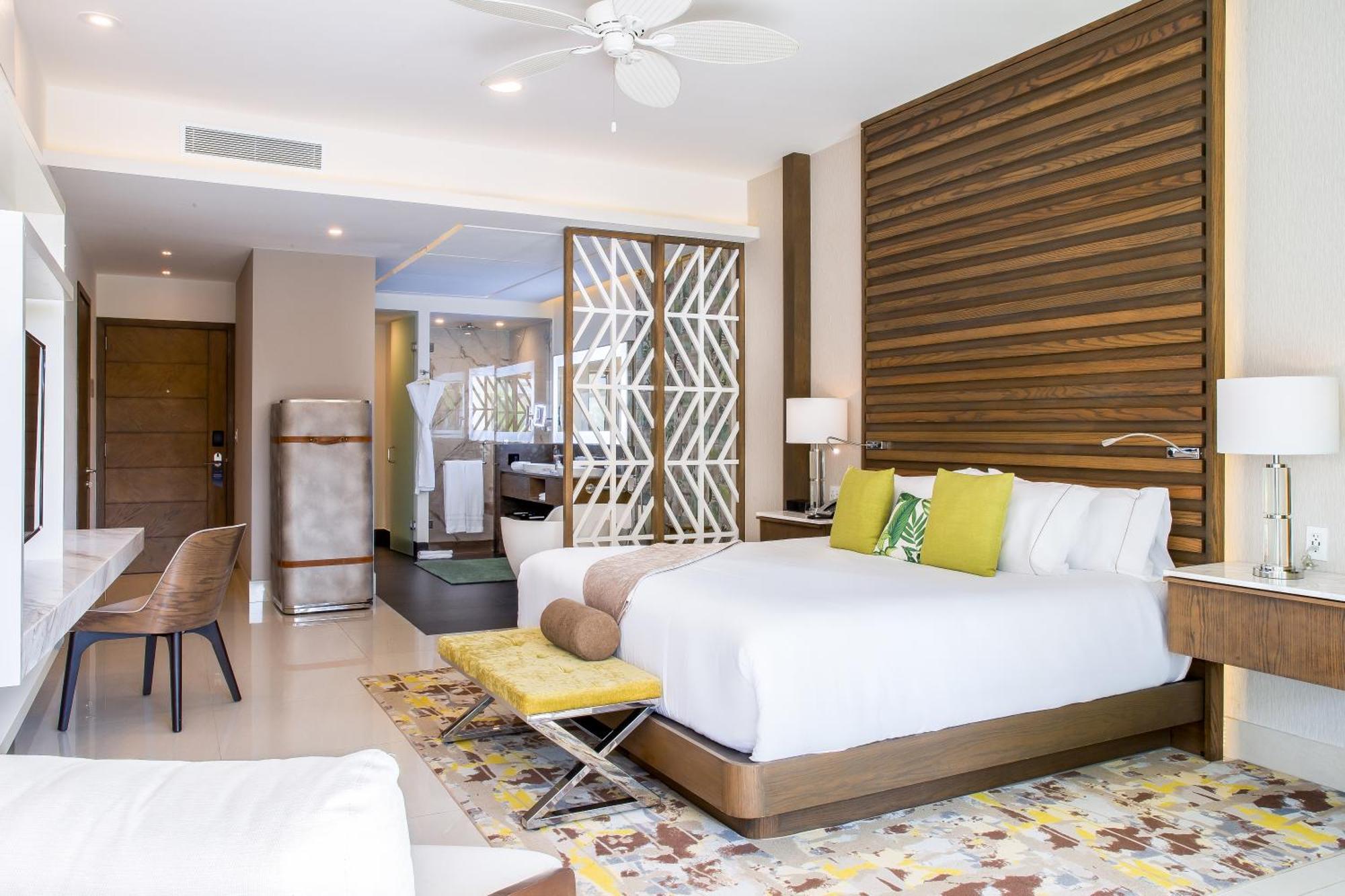 Junior Suite Swim-Up - 1 King Bed