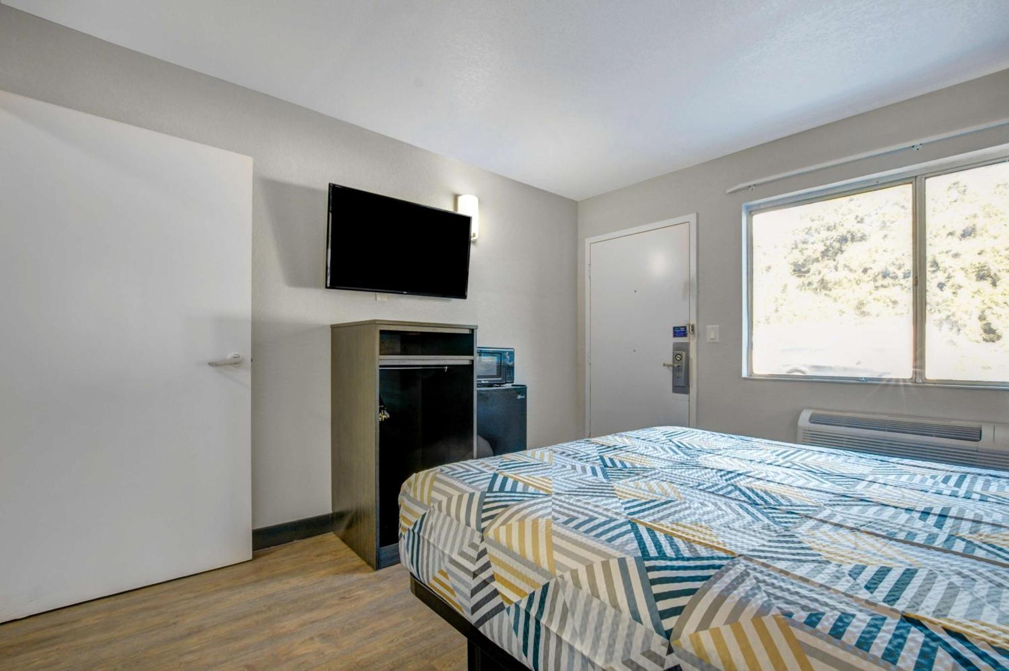 1 Queen Bed | Mobil Access Tub Nsmk Micfridge