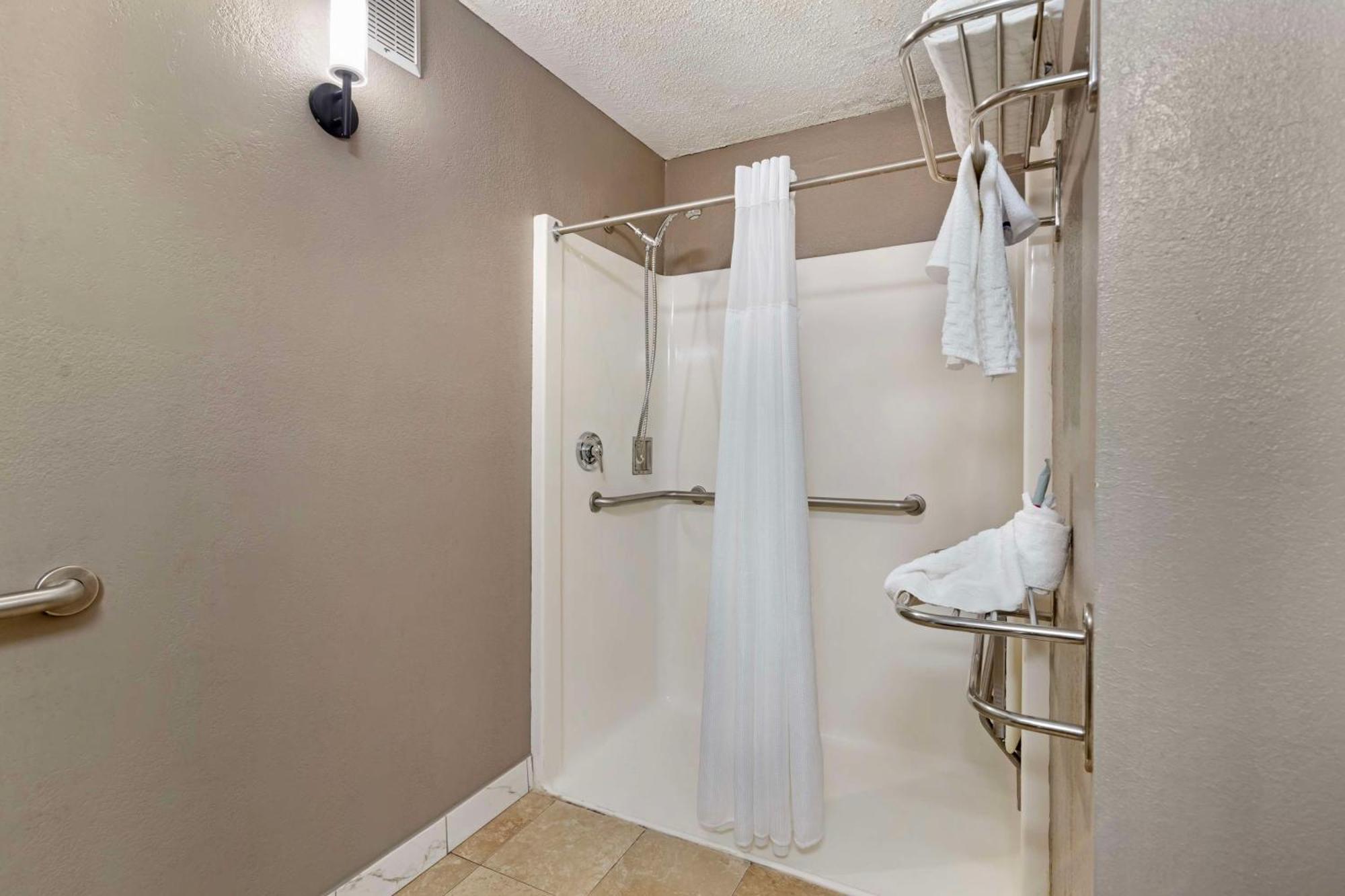 King Room with Roll-In Shower - Mobility Access