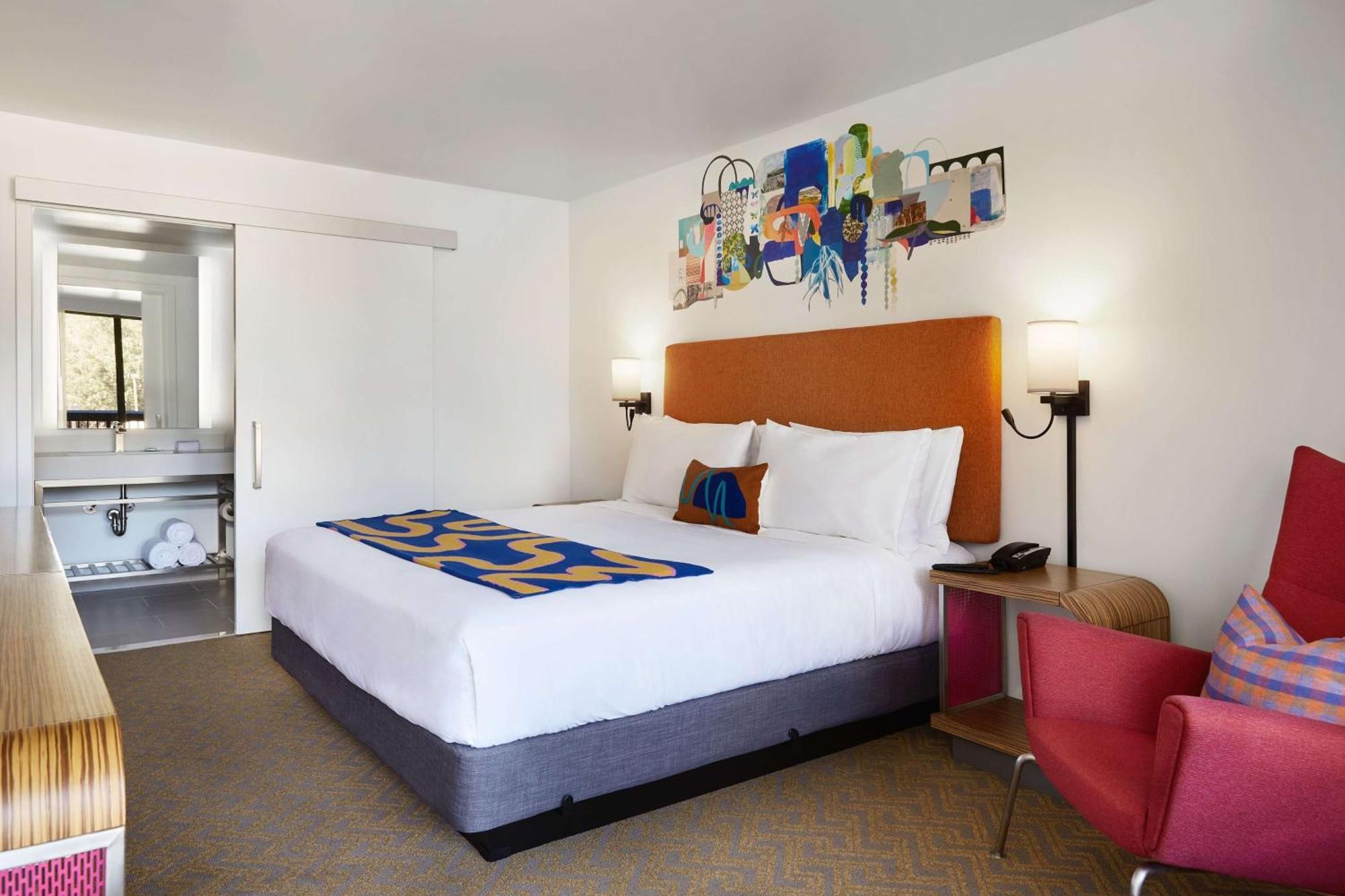 Queen Room with Bath Tub - Mobility Accessible