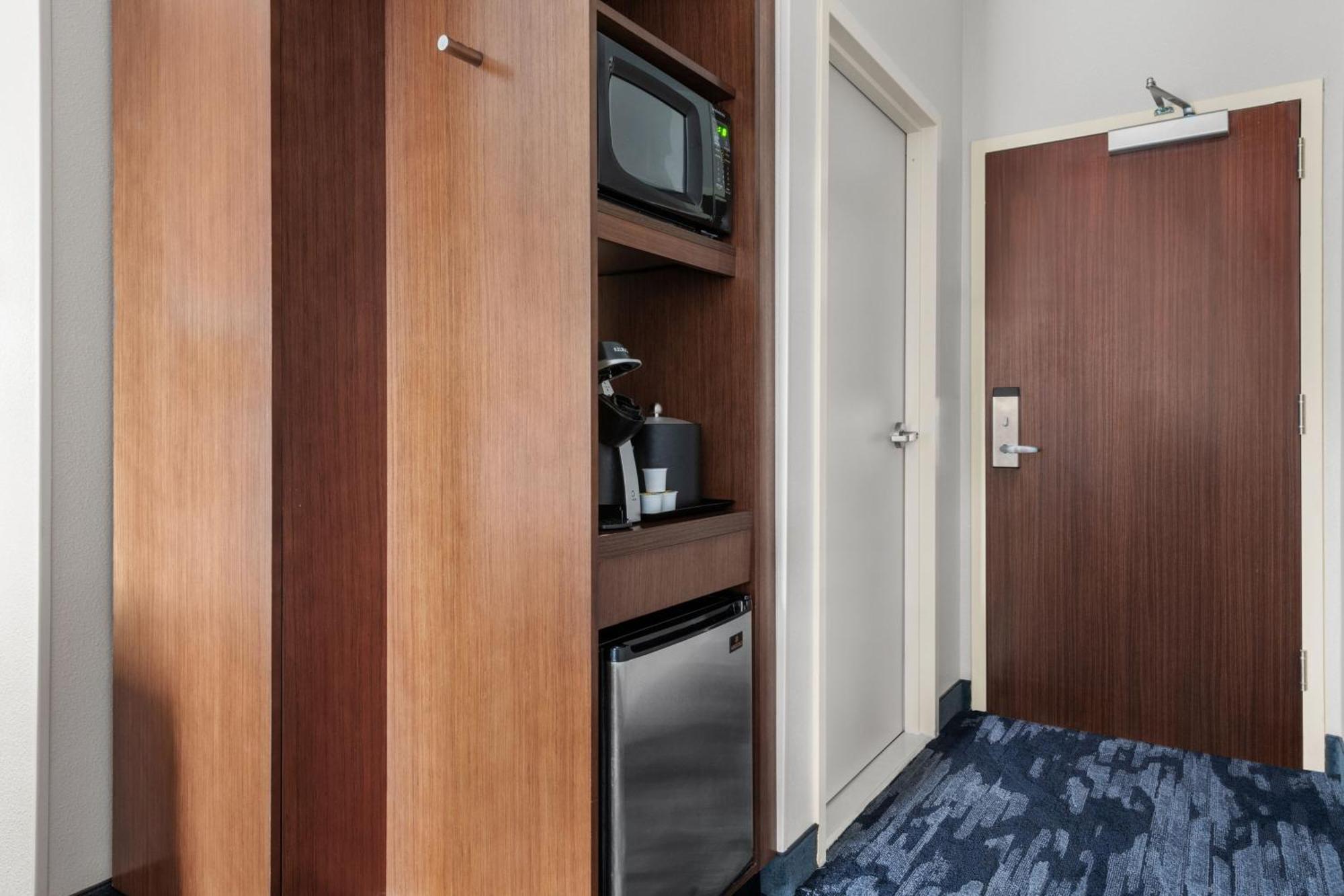 King Room with Adapted Tub - Mobility Accessible