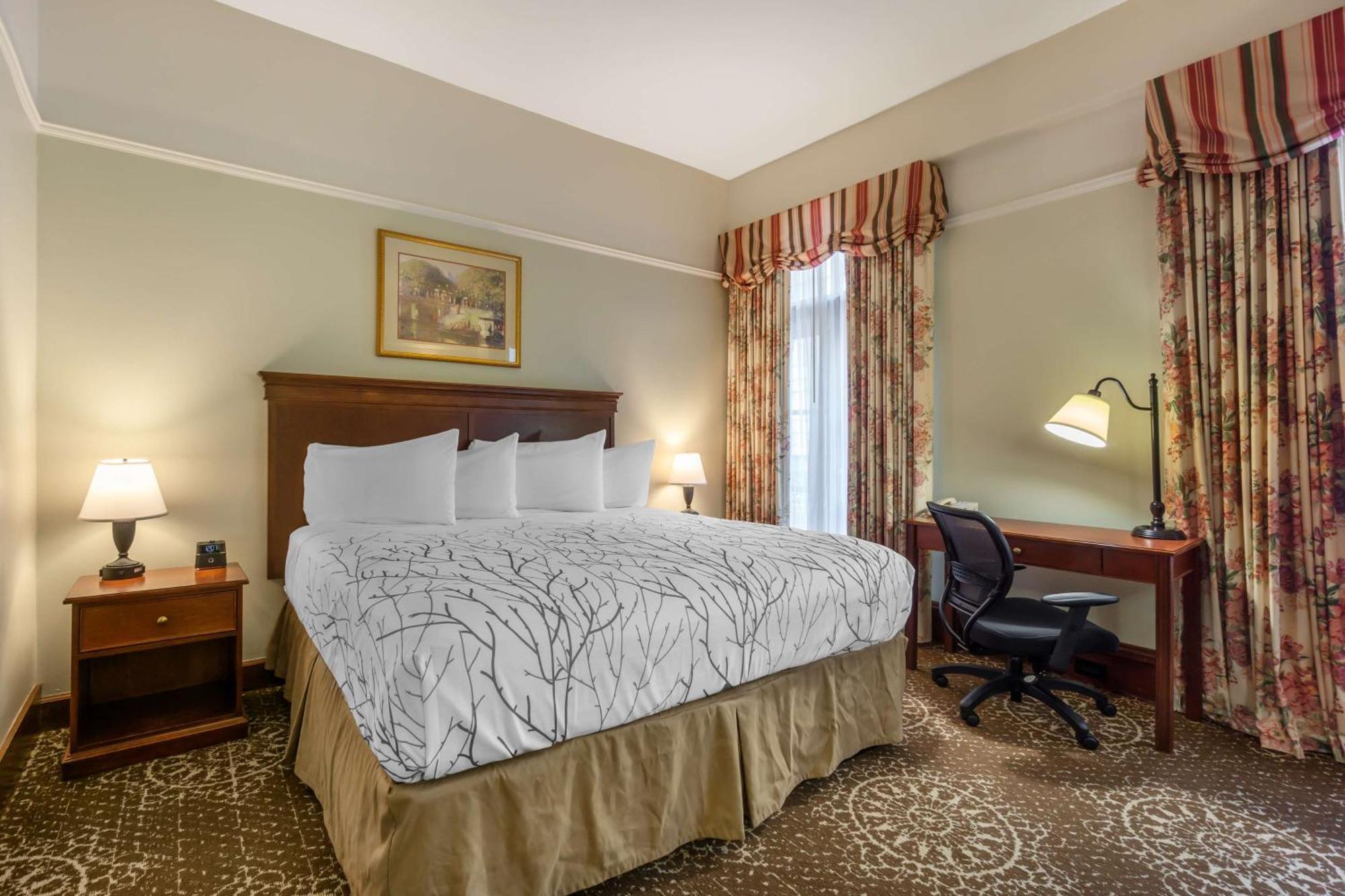 Zimmer mit Kingsize-Bett, Balkon und Stadtblick - Nichtraucher
