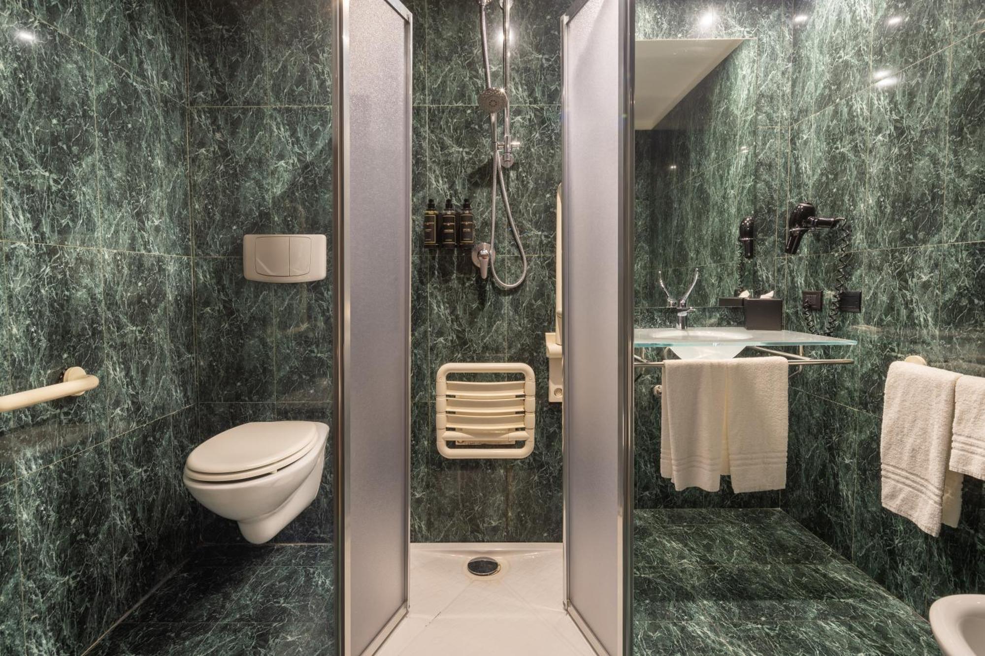 Chambre Triple Standard - Accessible aux Personnes à Mobilité Réduite