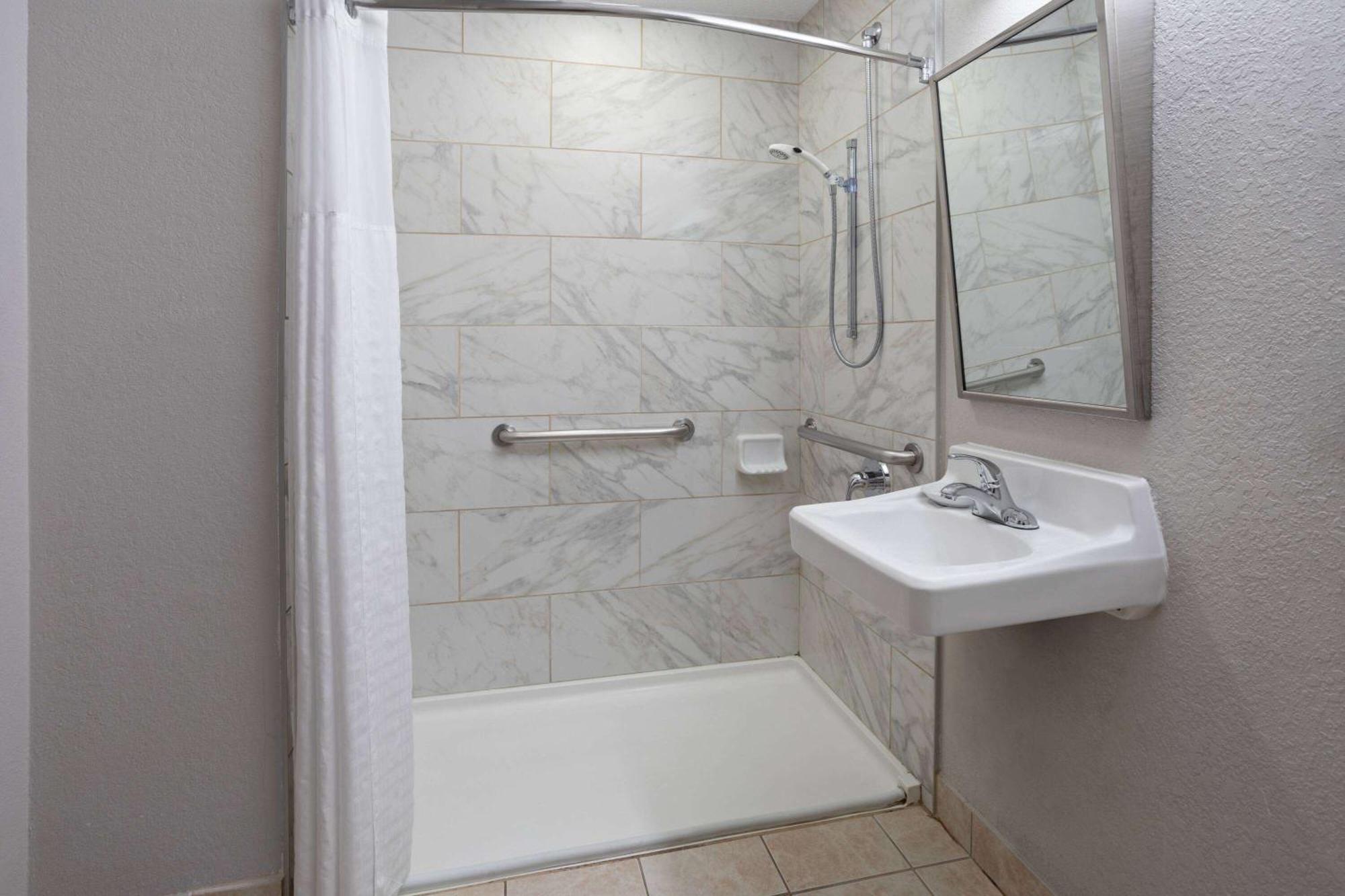 King Room - Mobility Access/Non-Smoking