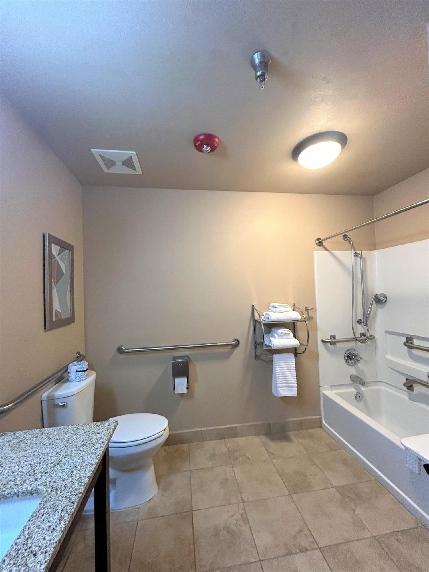 Queen Room with Accessible Tub - Accessible/Non Smoking