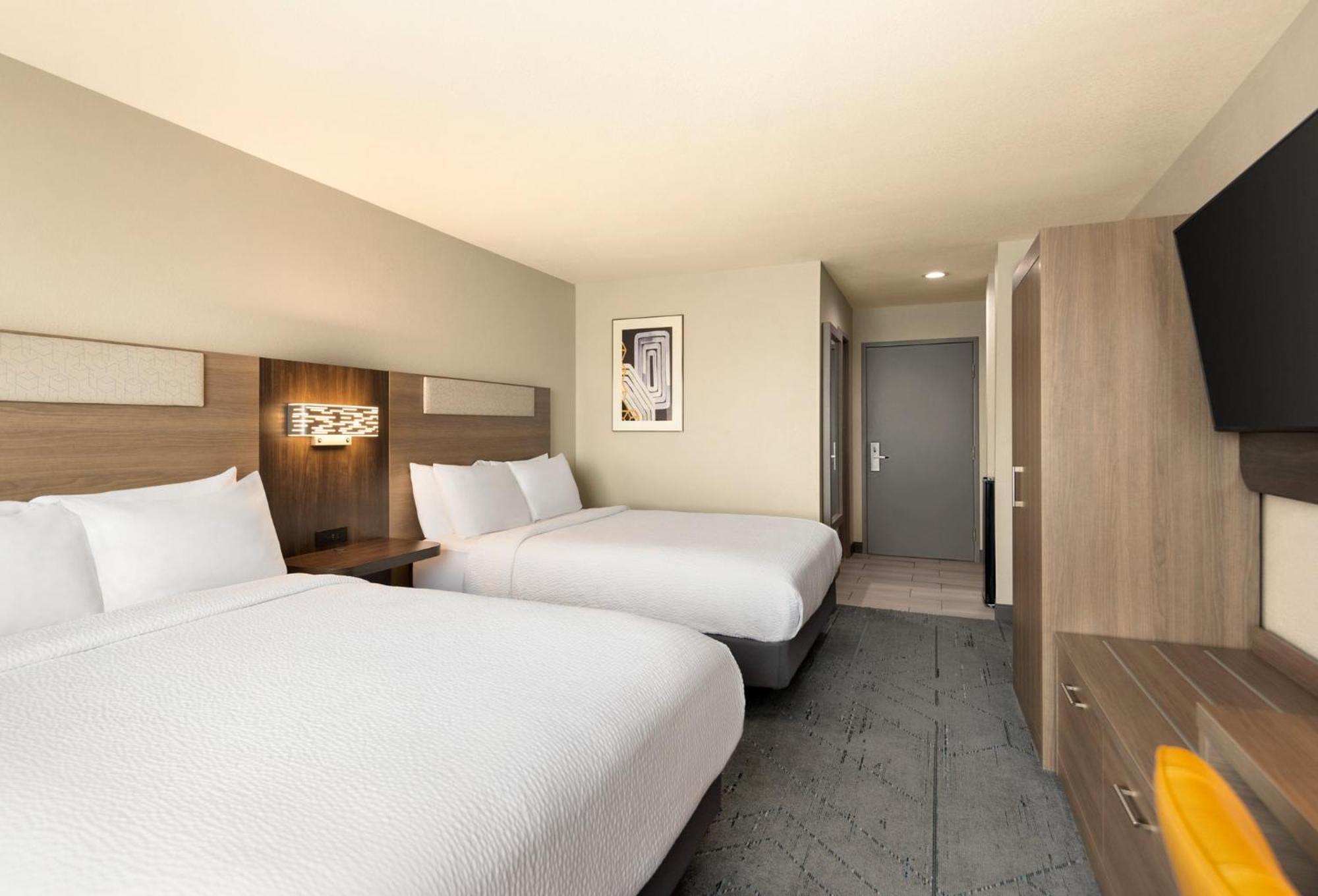 Standard Queen Room with Two Queen Beds and Roll-In Shower - Mobility Access